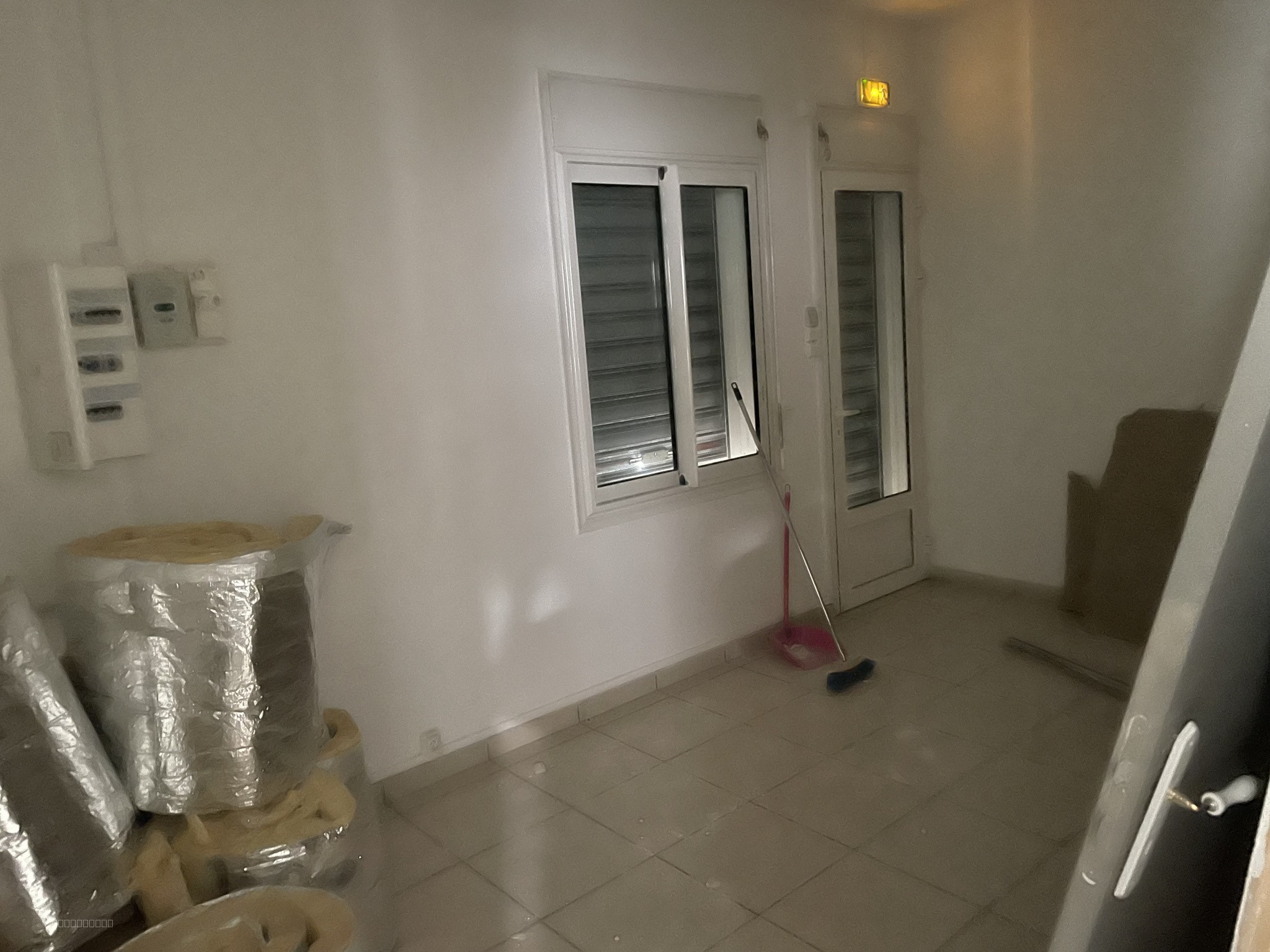 Local professionnel de 90 m2 au centre ville de Saint André — photo 2