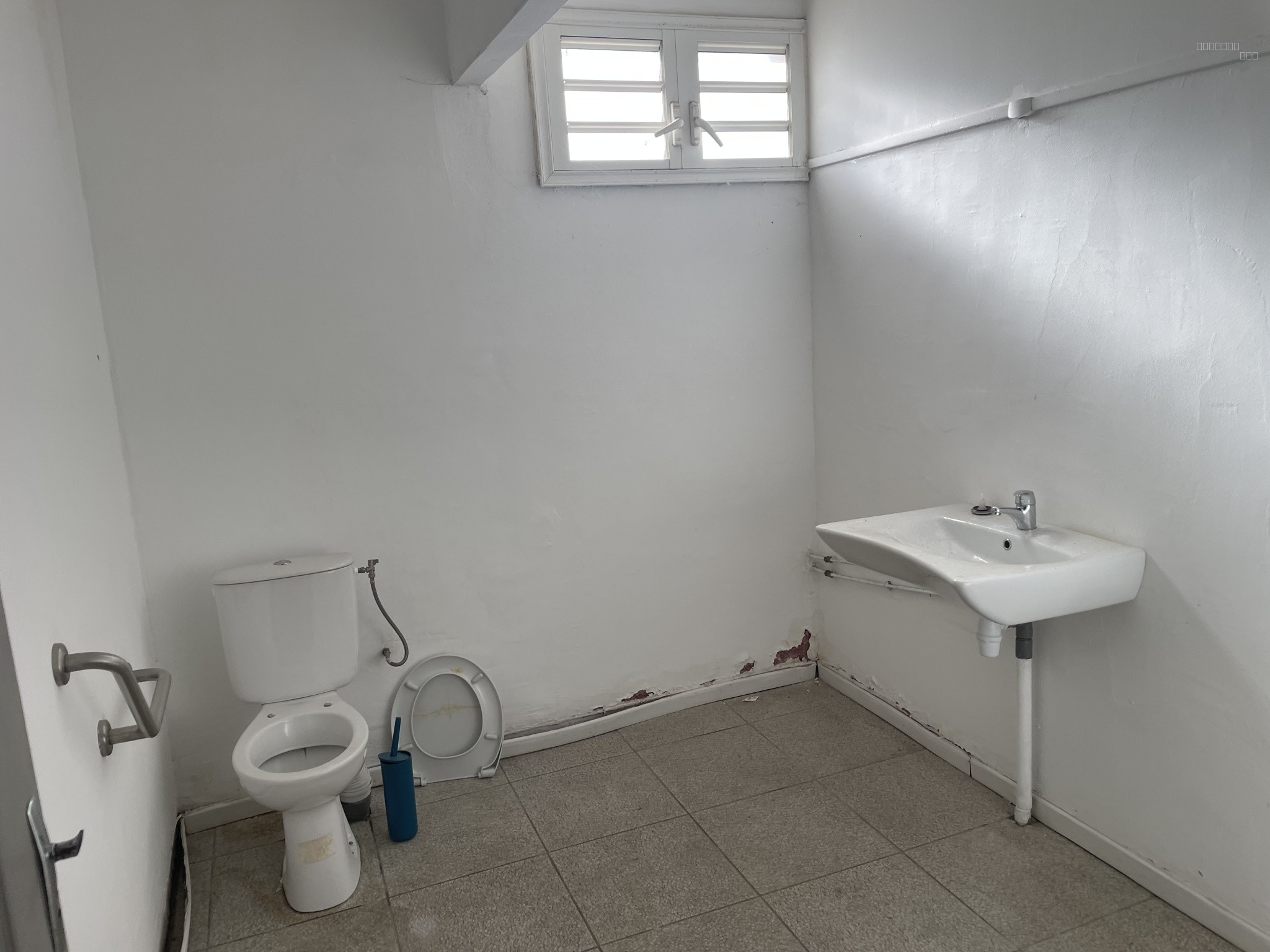 Local professionnel de 90 m2 au centre ville de Saint André — photo 5