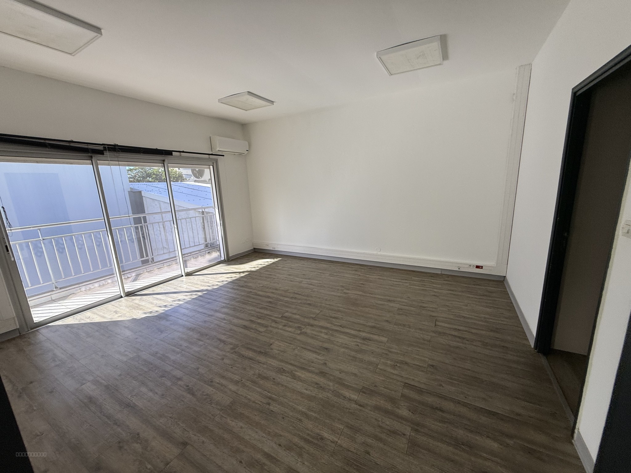 Local de 350 m2 avec parkings rue Général de Gaulle — photo 2