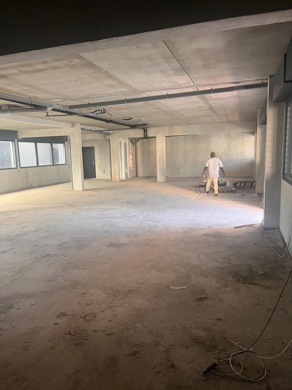 LOCAL COMMERCIAL DE 192m2 en centre ville de Saint Pierre — photo 3