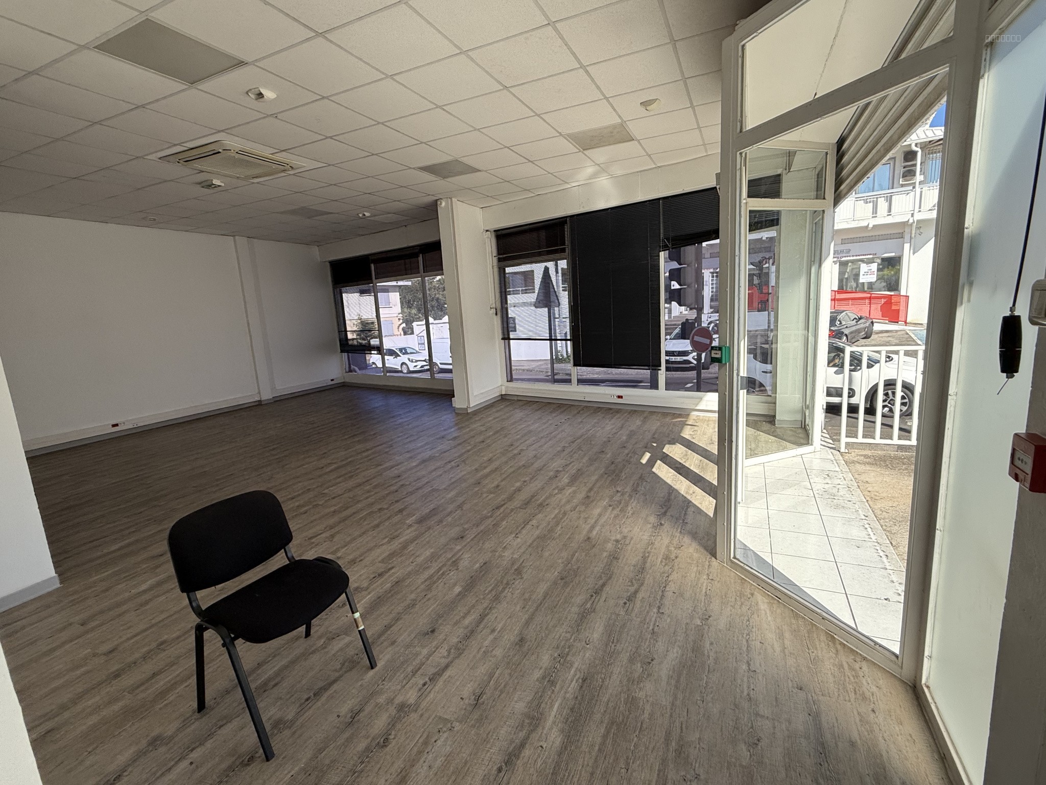 Local de 350 m2 avec parkings rue Général de Gaulle — photo 15