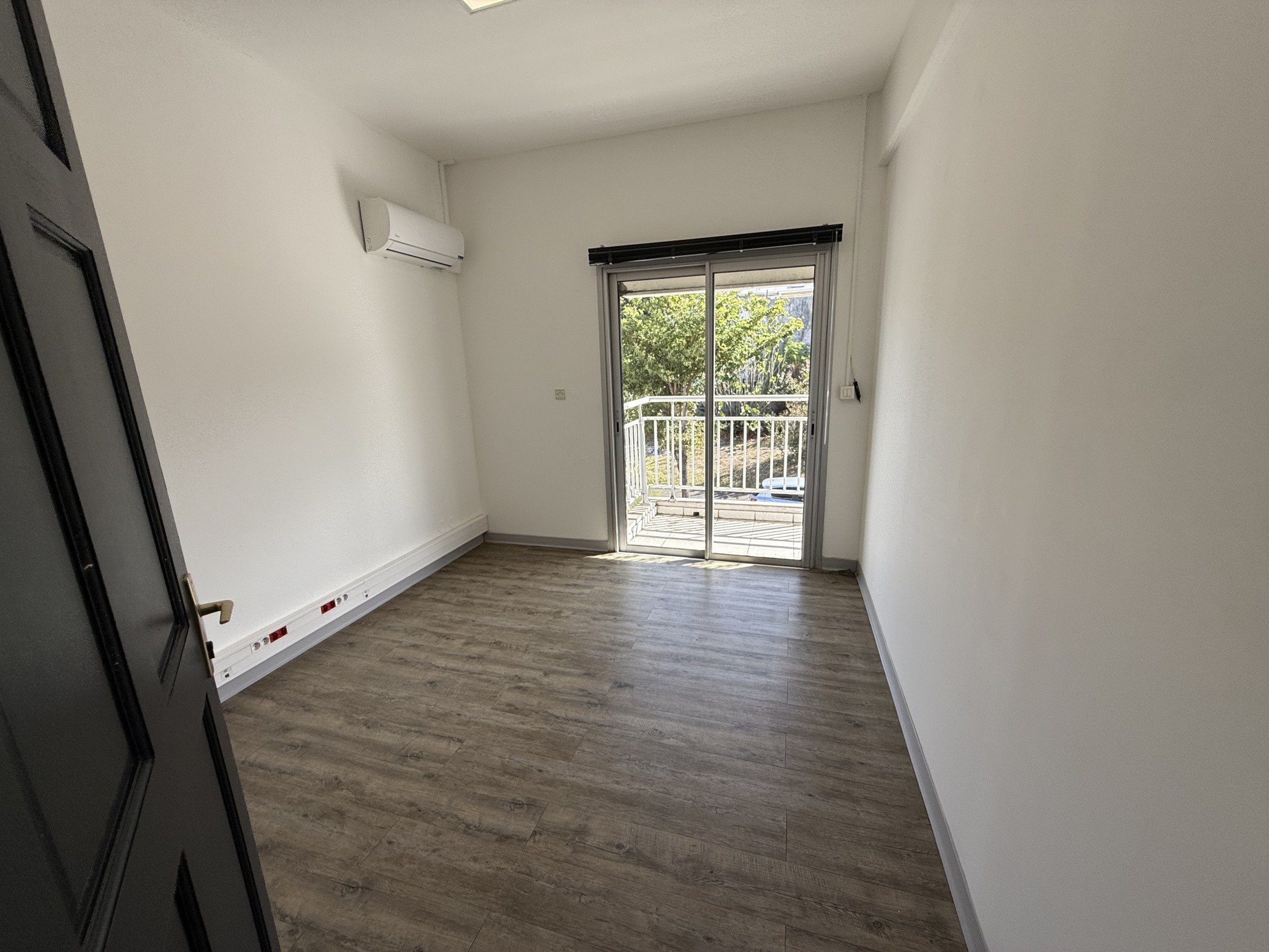 Local de 350 m2 avec parkings rue Général de Gaulle — photo 5