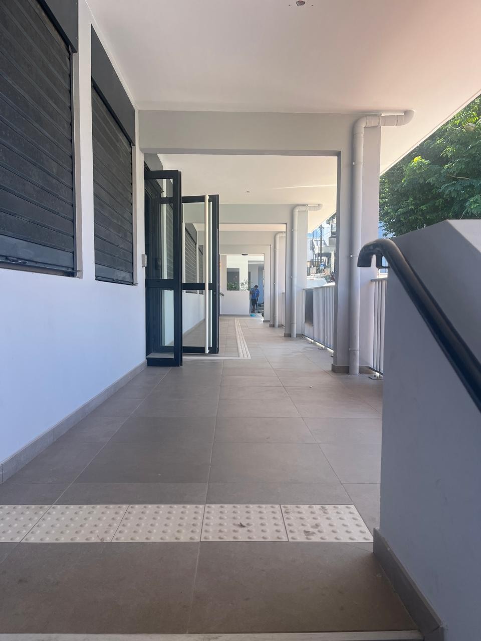LOCAL COMMERCIAL DE 192m2 en centre ville de Saint Pierre — photo 2
