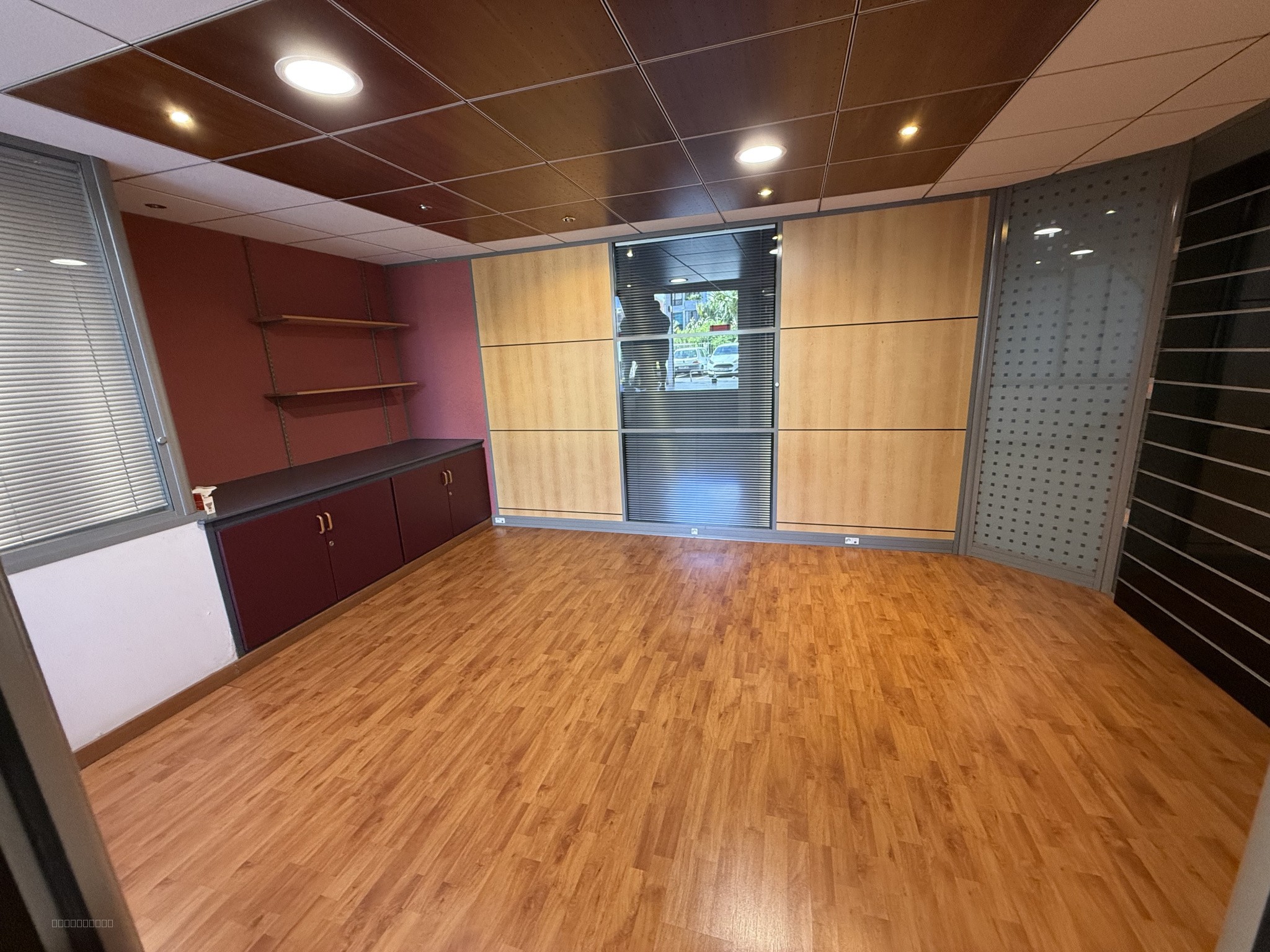 Local 110 m2 rue Général de Gaulle Saint Denis avec 3 parkings — photo 2