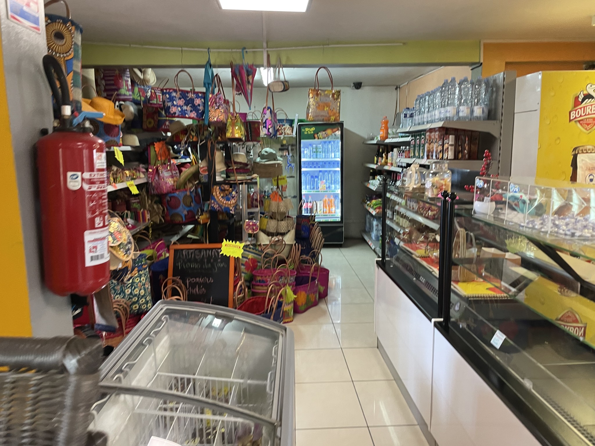 A vendre local restauration de 145 m2 avec un f4 de 110 m2 à l'étage sur Sainte Rose — photo 3