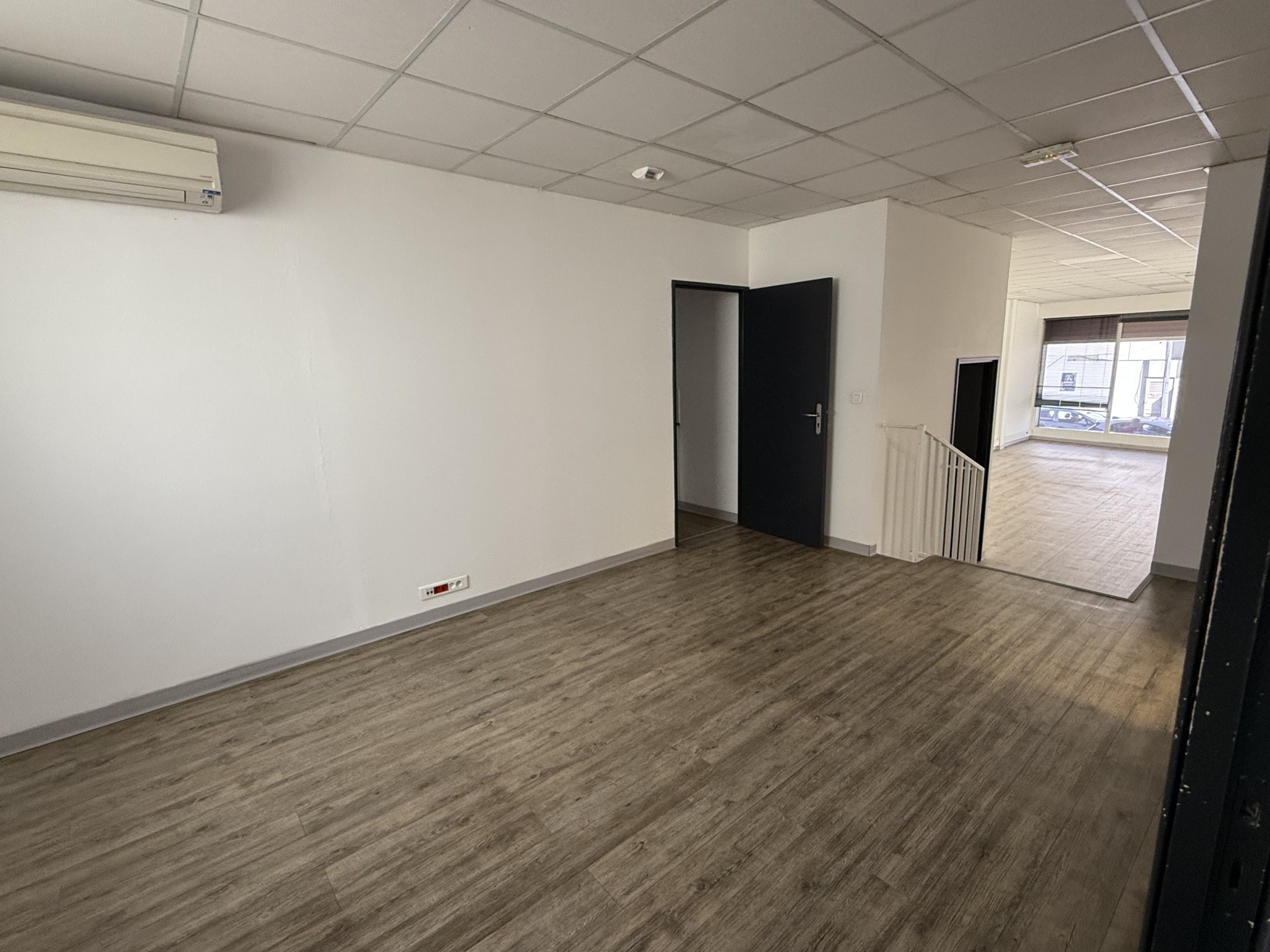 Local de 350 m2 avec parkings rue Général de Gaulle — photo 11