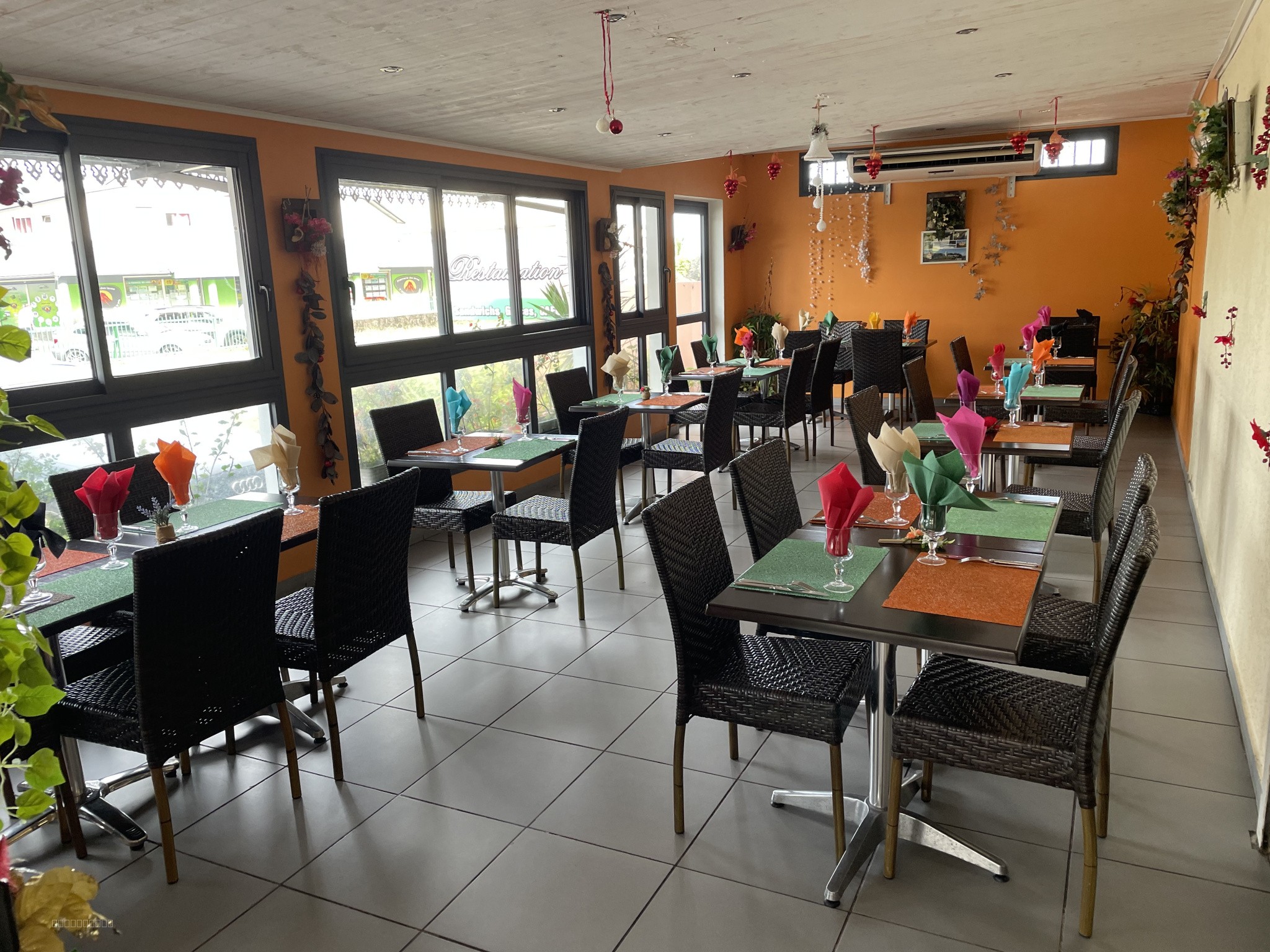 A vendre local restauration de 145 m2 avec un f4 de 110 m2 à l'étage sur Sainte Rose — photo 2