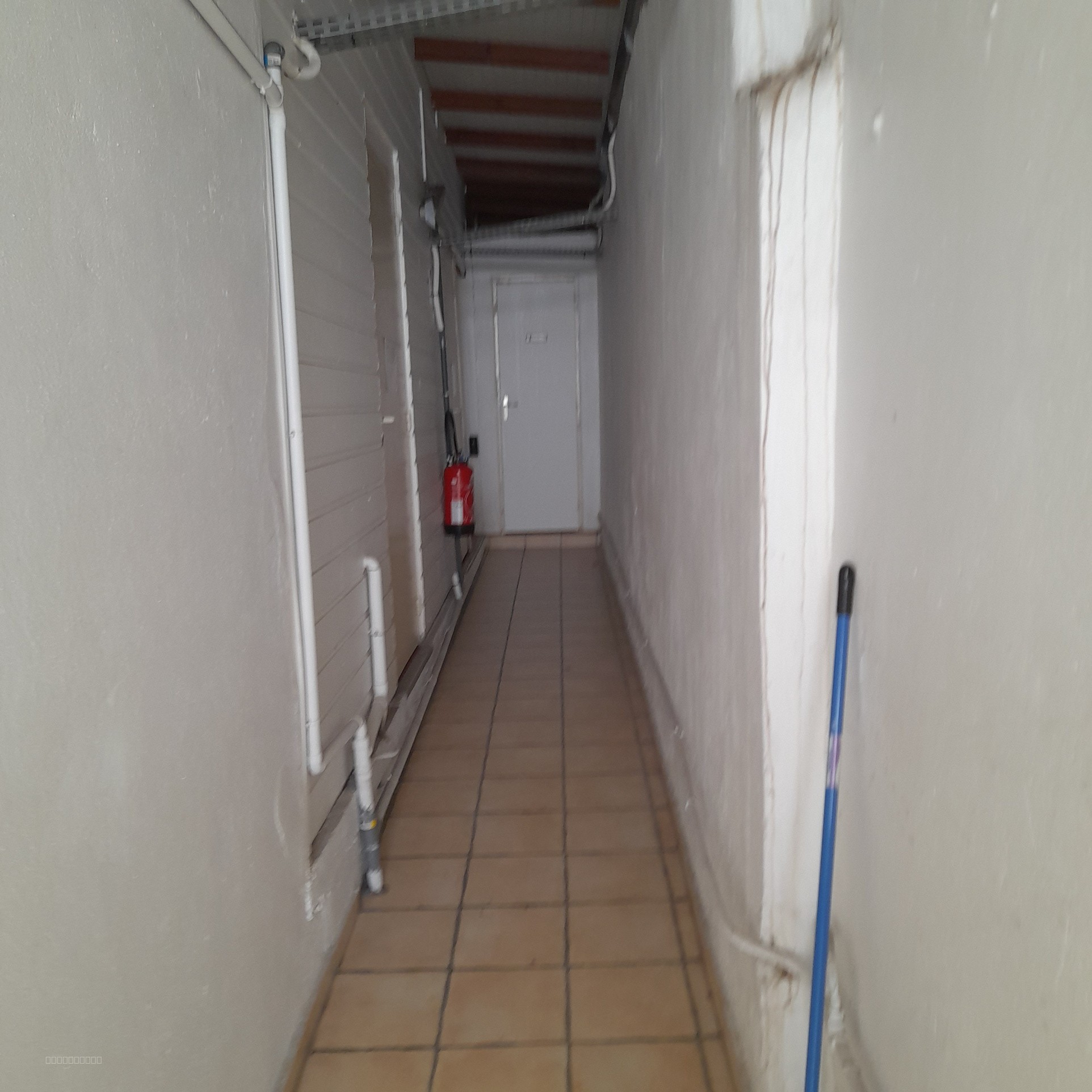 Beau Local Professionnel a Vendre en Zone Franche de Basse-Terre — photo 8