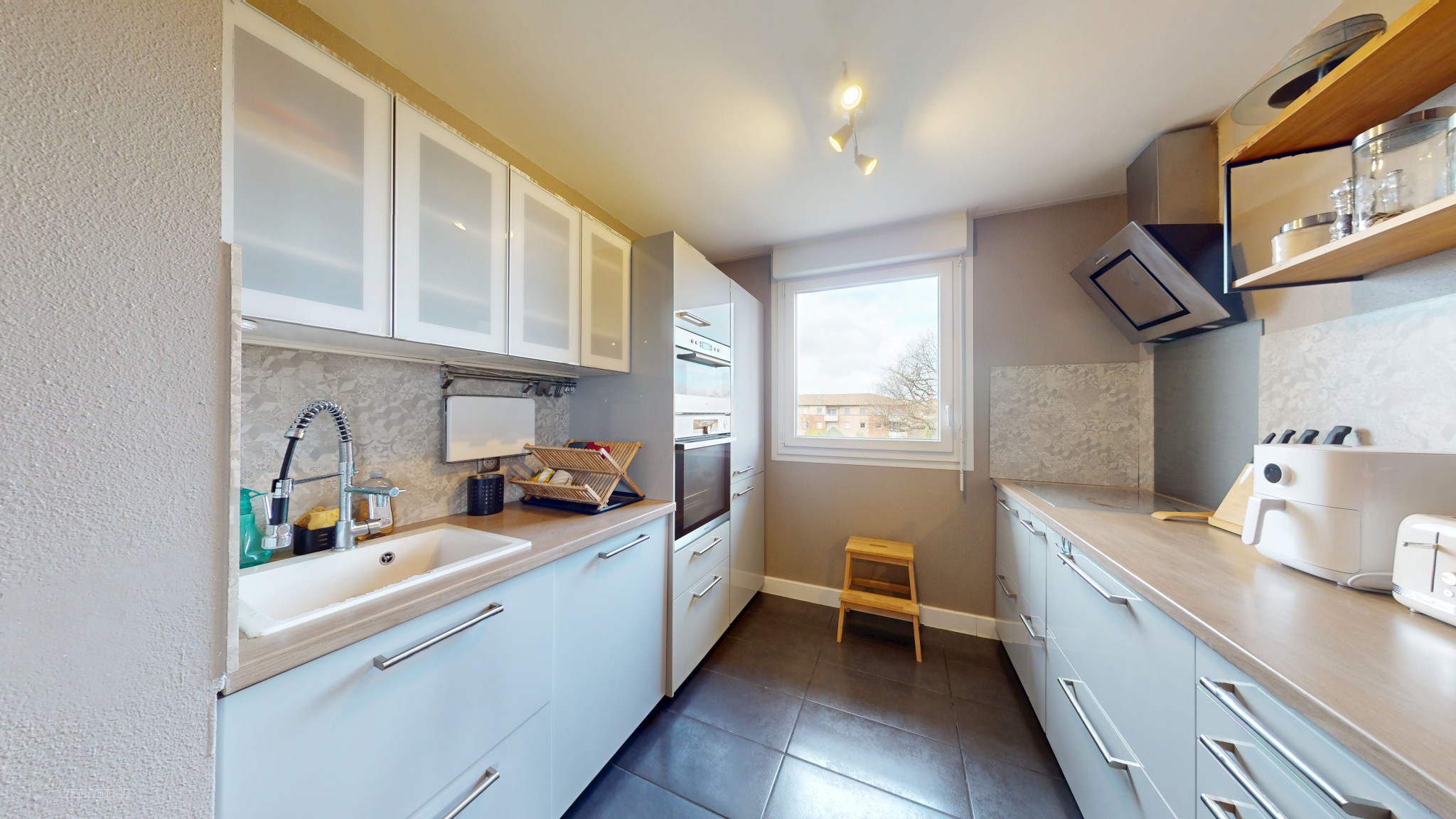 APPARTEMENT T.3 AVEC GARAGE ET PARKING A SAINT-MARTIN-DU-TOUCH. — photo 2