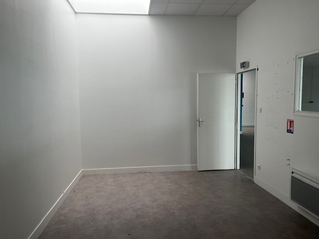 LOCAL 360 M2 ZONE COMMERCIALE — photo 9