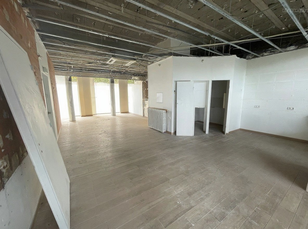 Rare en pied de gare : Local commercial de 182m2 très lumineux en bail neuf — photo 3