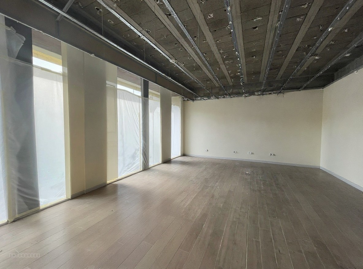 Rare en pied de gare : Local commercial de 182m2 très lumineux en bail neuf — photo 2