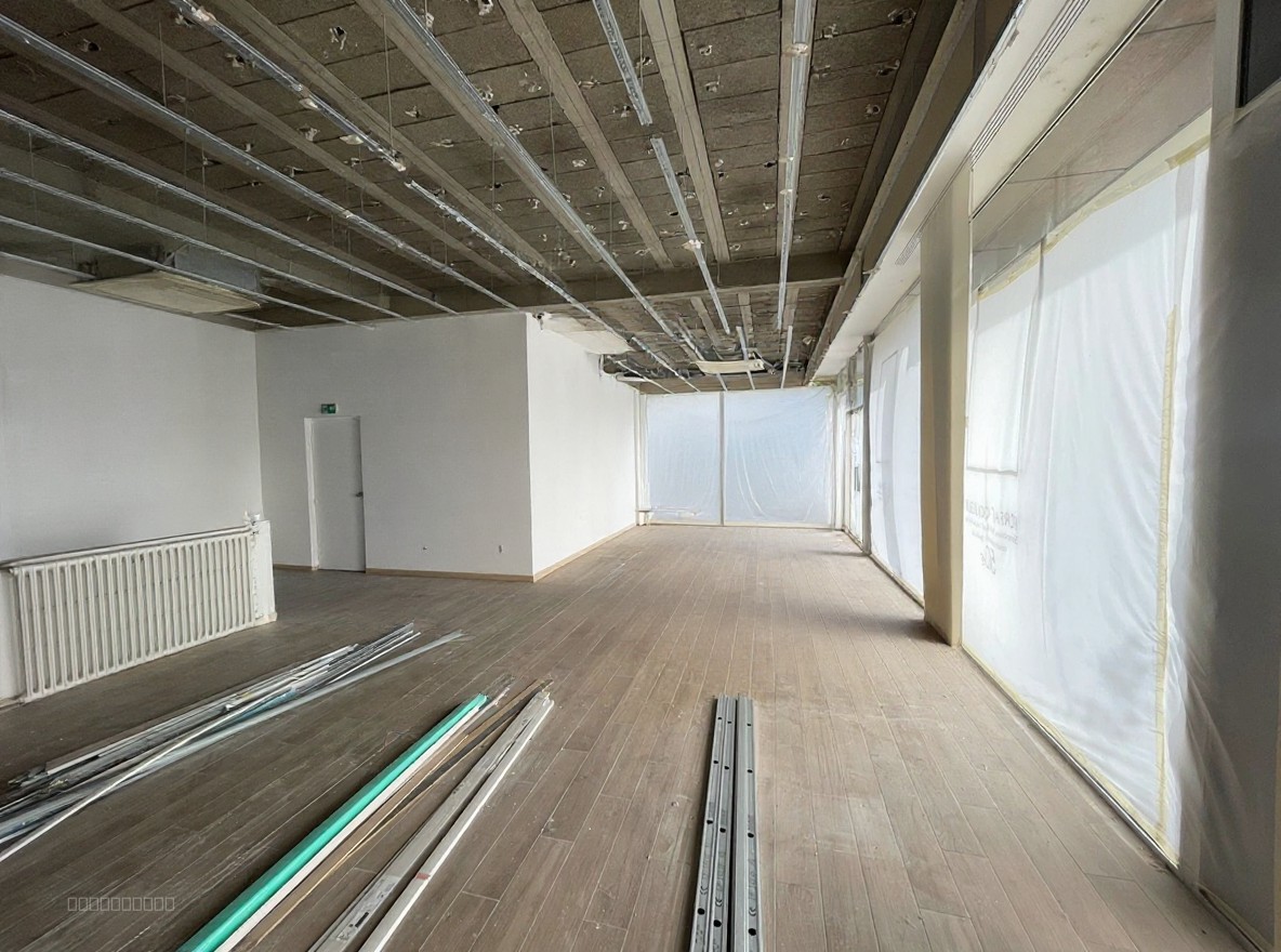 Rare en pied de gare : Local commercial de 182m2 très lumineux en bail neuf — photo 4