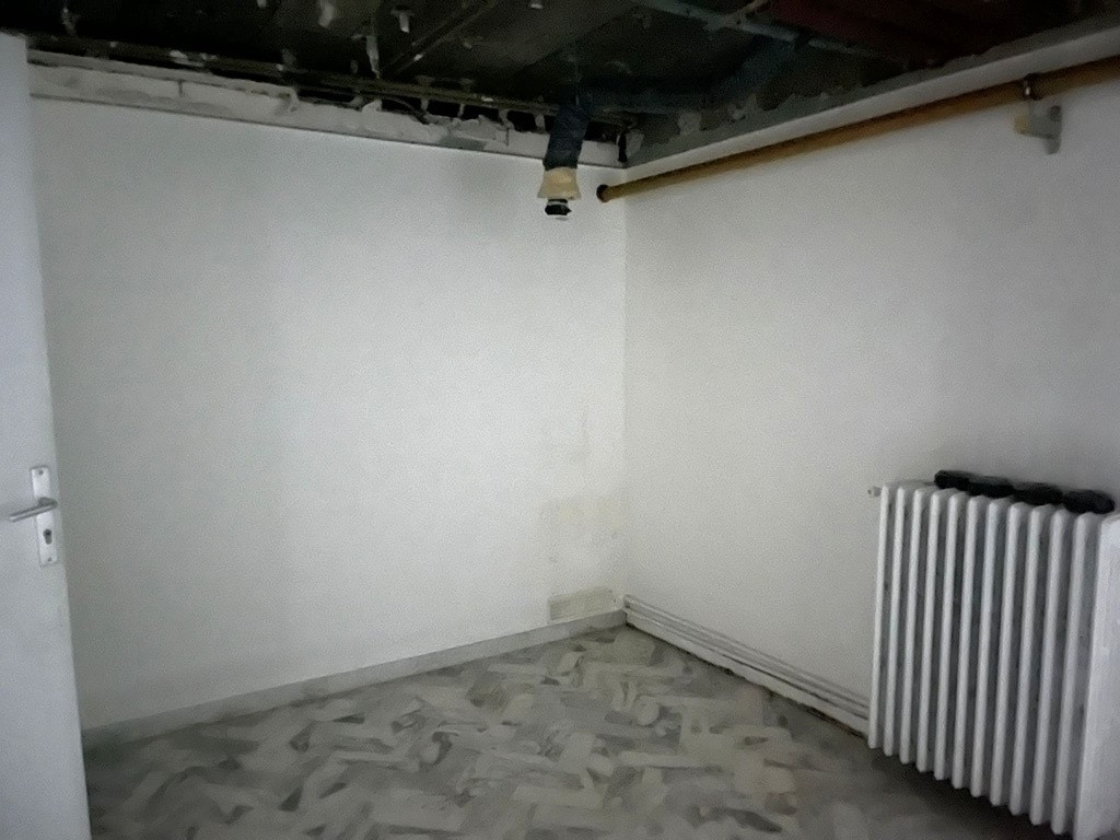 Rare en pied de gare : Local commercial de 182m2 très lumineux en bail neuf — photo 7