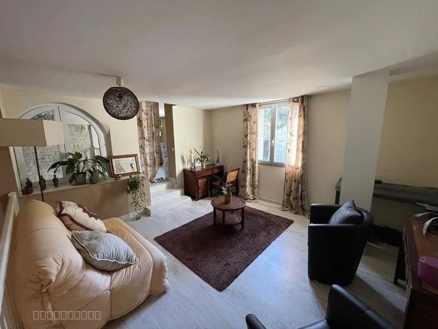 IMMEUBLE AVEC MAISON D'HABITATION ET 2 LOCAUX COMMERCIAUX — photo 2
