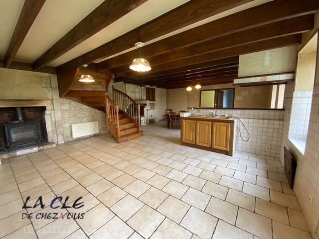 Salon lumineux — maison à vendre à Benet — 53 m²