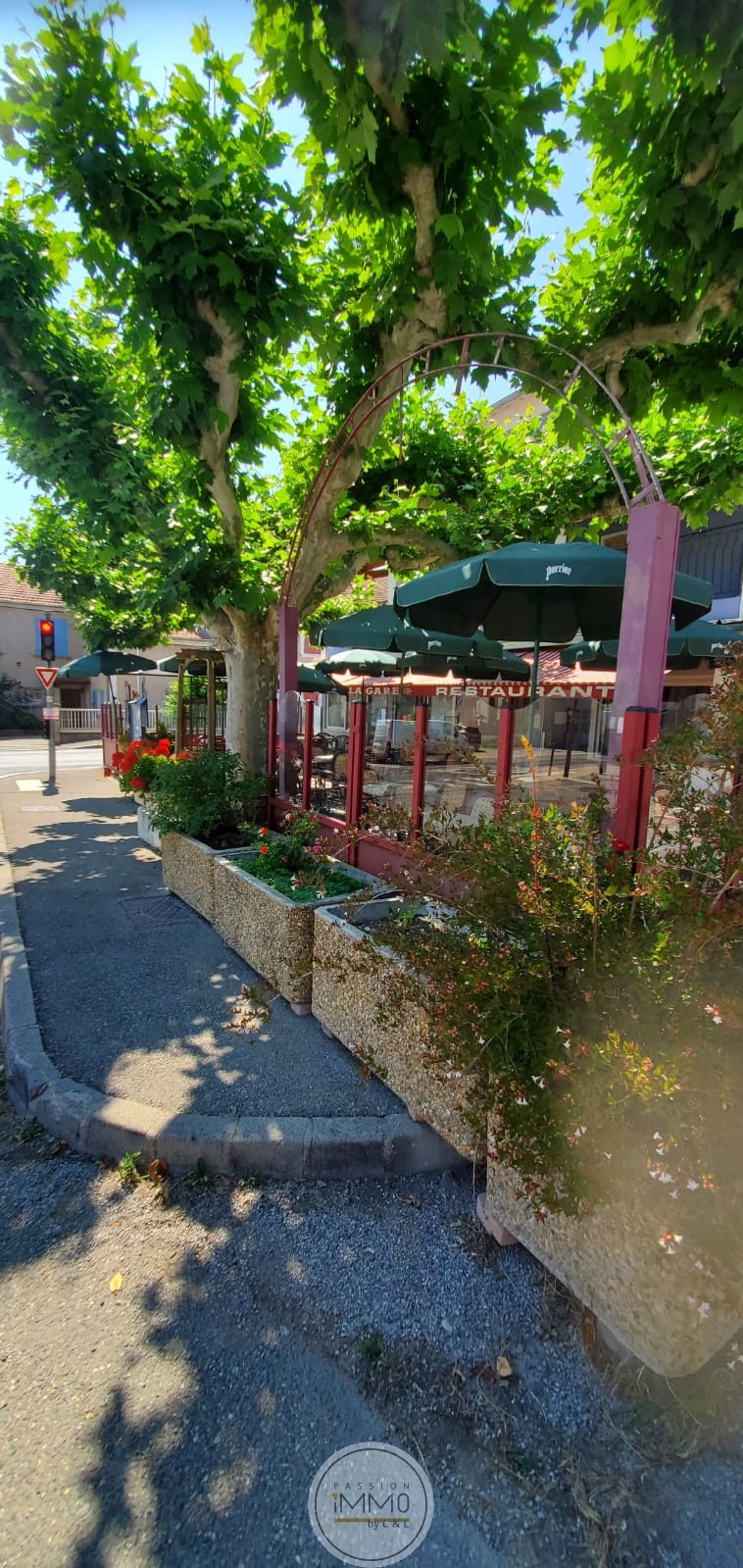 À VENDRE, FONDS DE COMMERCE HÔTEL-RESTAURANT AVEC LES MURS ? CENTRE-VILLE D'EYGUIANS — photo 2