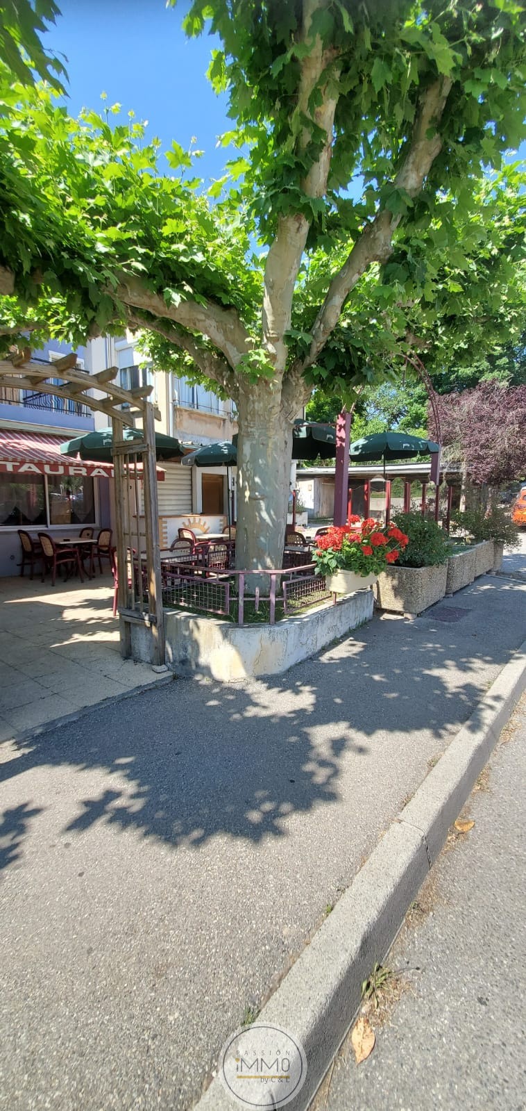 À VENDRE, FONDS DE COMMERCE HÔTEL-RESTAURANT AVEC LES MURS ? CENTRE-VILLE D'EYGUIANS — photo 3