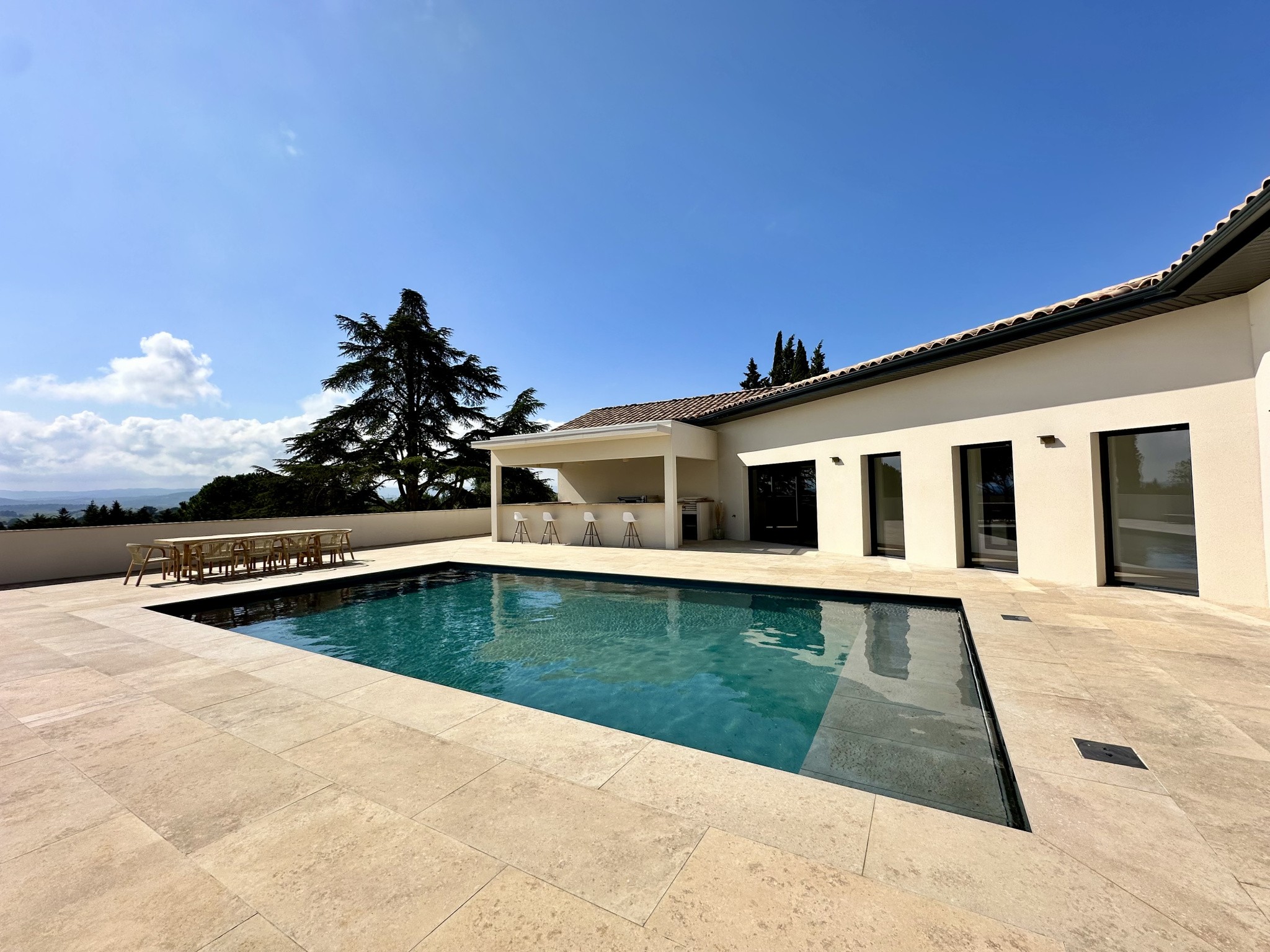 CARCASSONNE NORD: Magnifique villa de 350 m2 habitable, piscines et dépendance sur 4500 m2 de terrain — photo 2