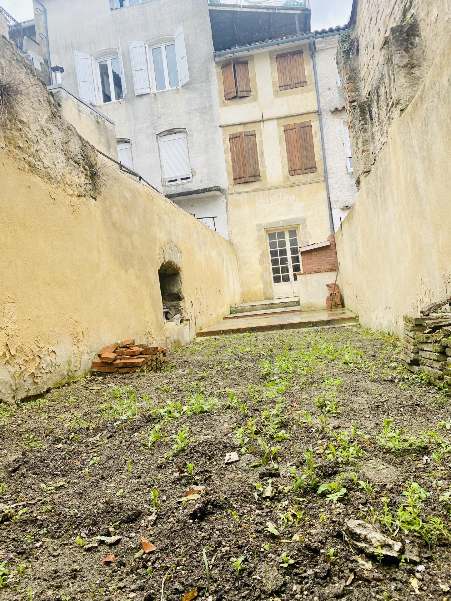 Centre de Castelnaudary Immeuble: 3 appartements, jardin, local commercial et cave — photo 2