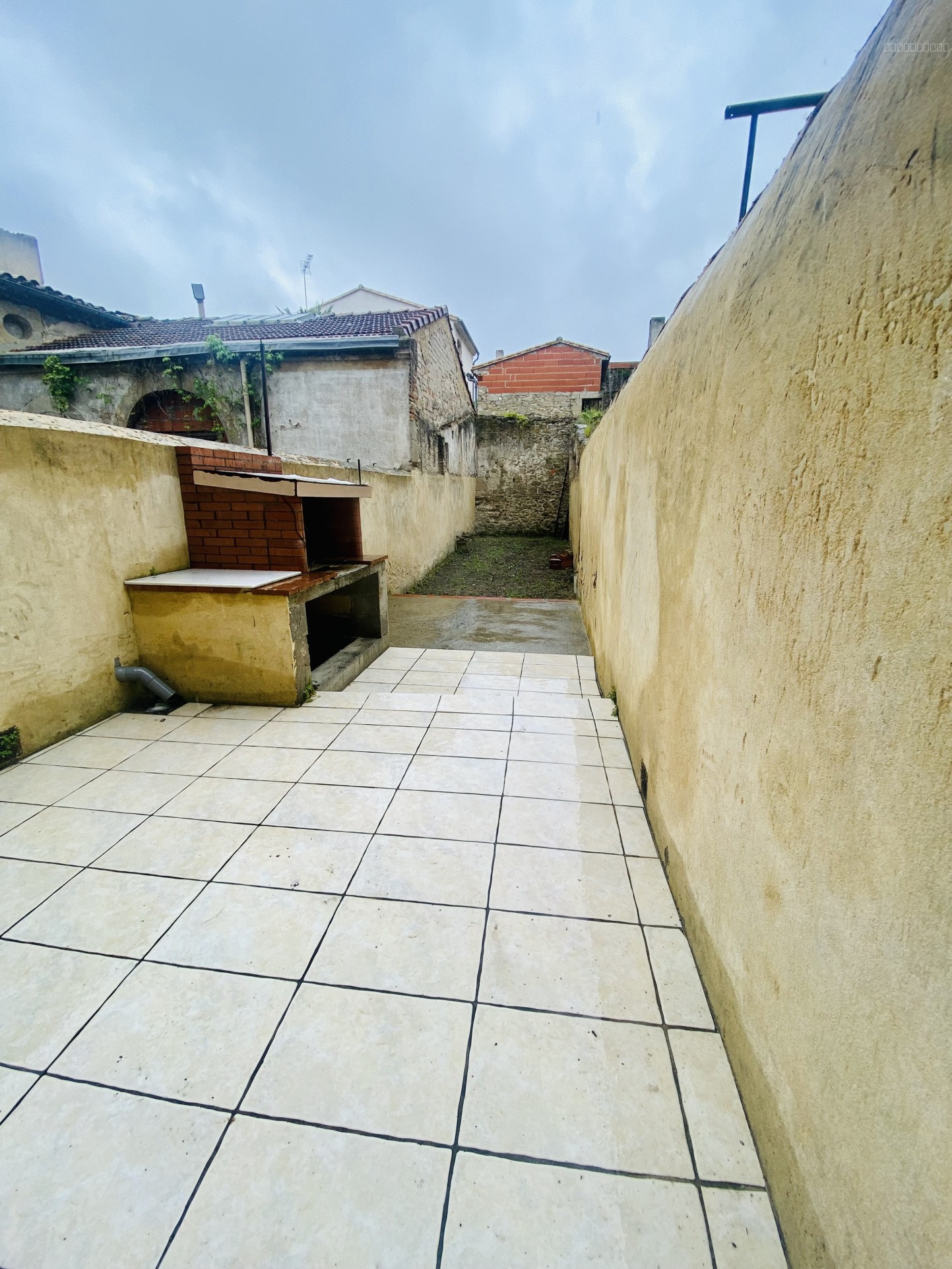 Centre de Castelnaudary Immeuble: 3 appartements, jardin, local commercial et cave — photo 3