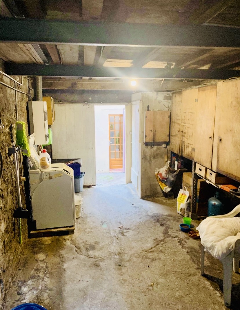 Au pied de la Cité: Remise, avec jardin, à aménager en habitation — photo 6