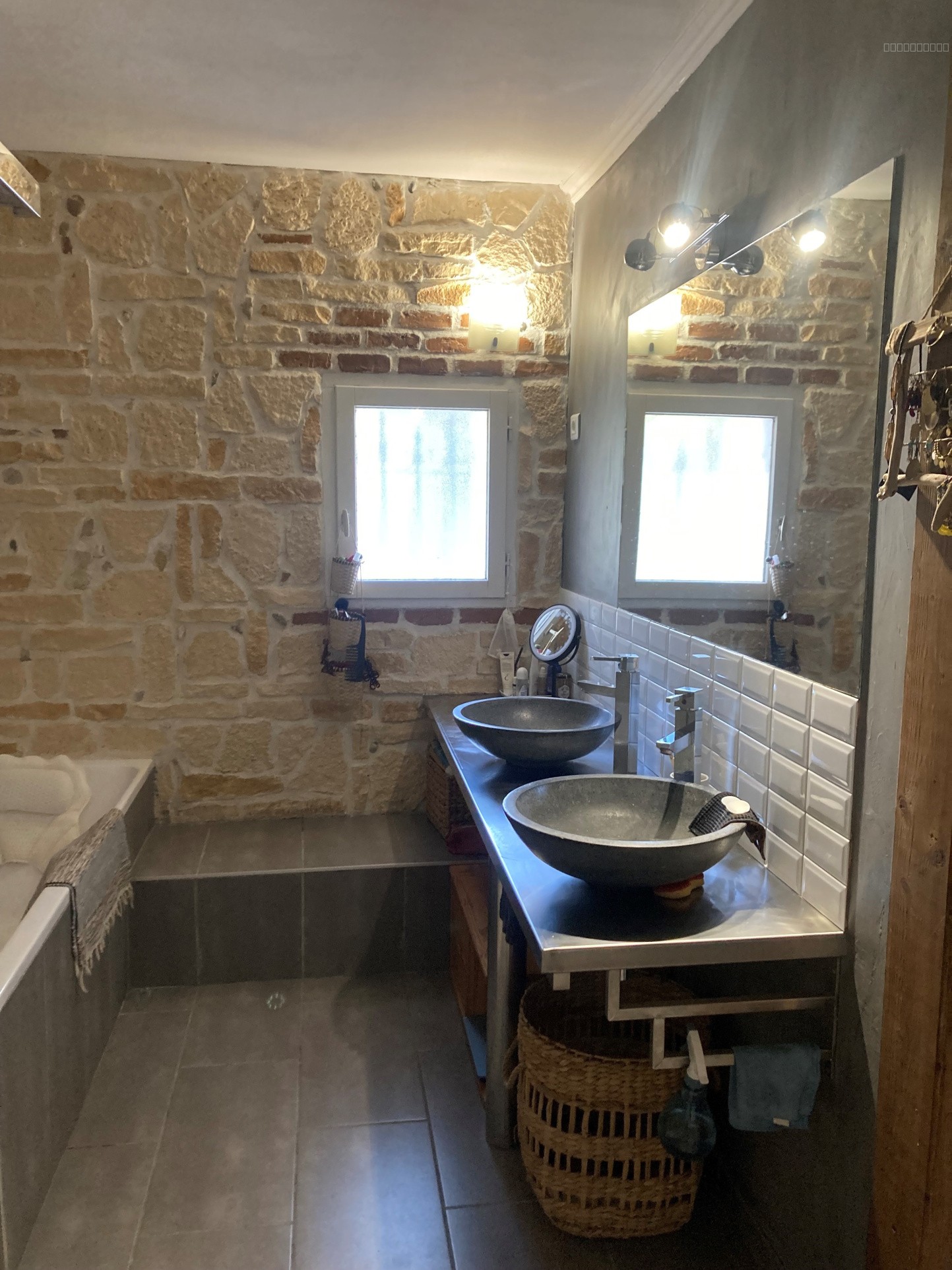 Carcassonne sud, dans un village tous commerces, belle maison vigneronne entièrement rénovée avec garages et p — photo 11