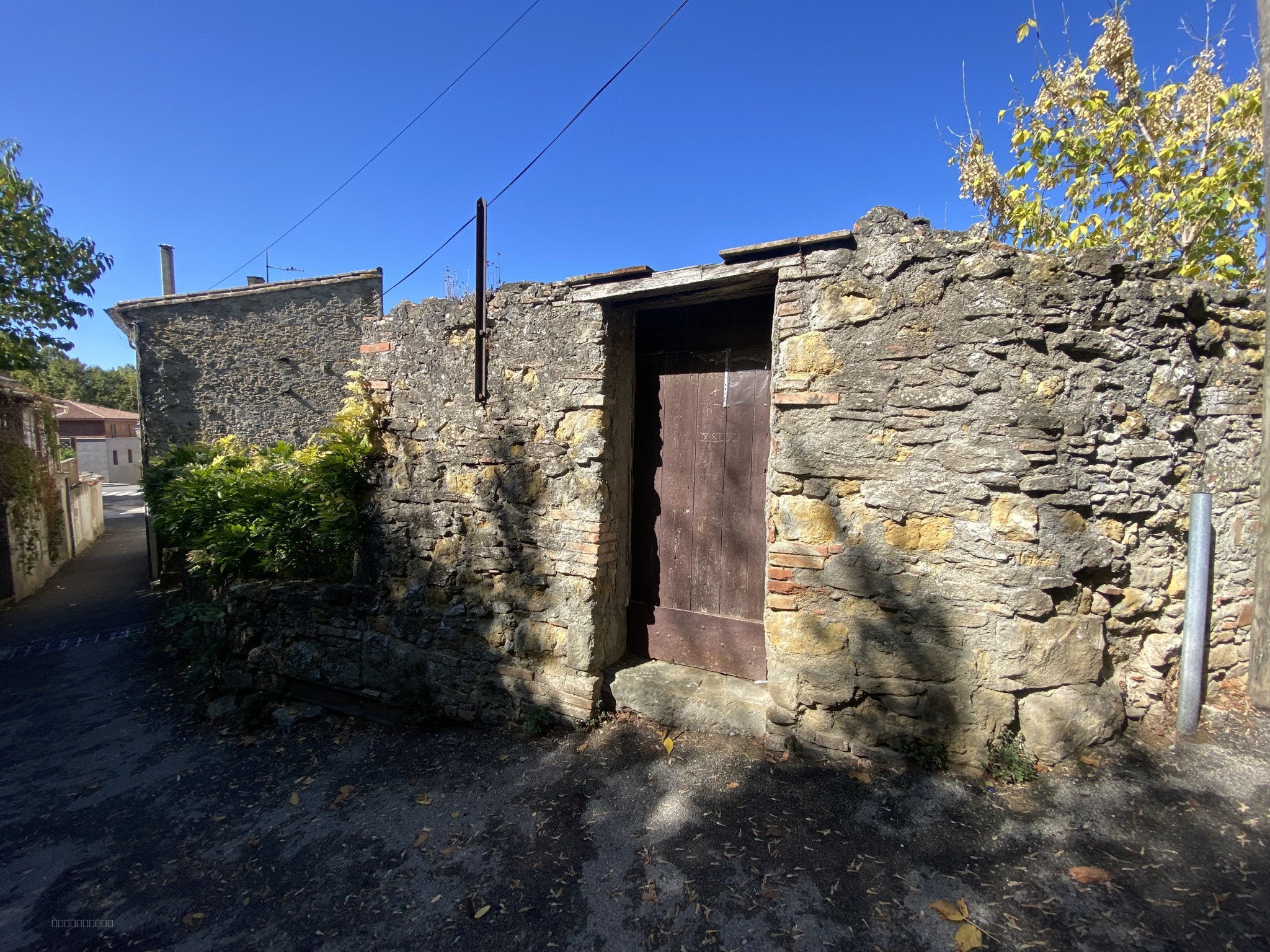 Au pied de la Cité: Remise, avec jardin, à aménager en habitation — photo 4
