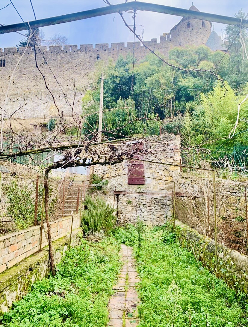Au pied de la Cité: Remise, avec jardin, à aménager en habitation — photo 2