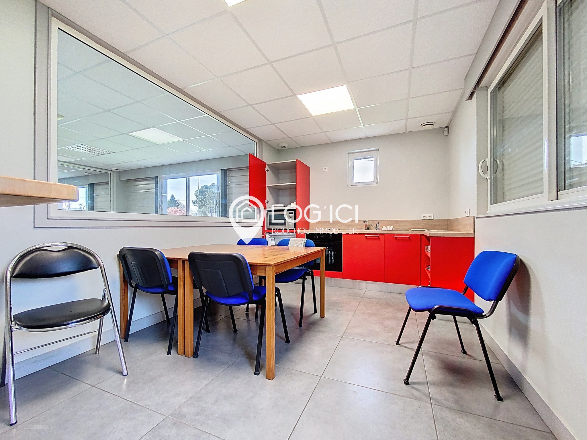 Local commercial / bureau — photo 10