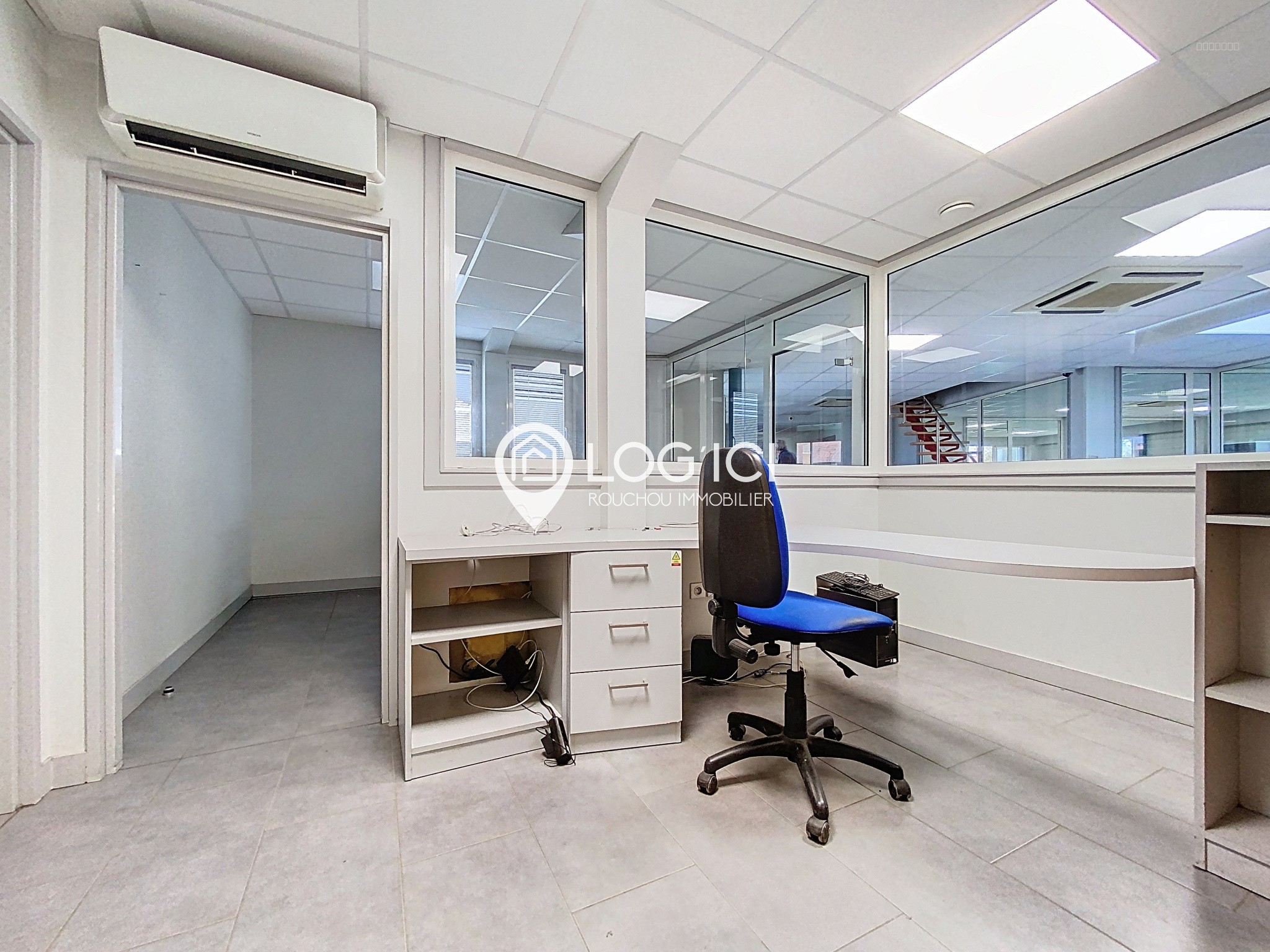 Local commercial / bureau — photo 11