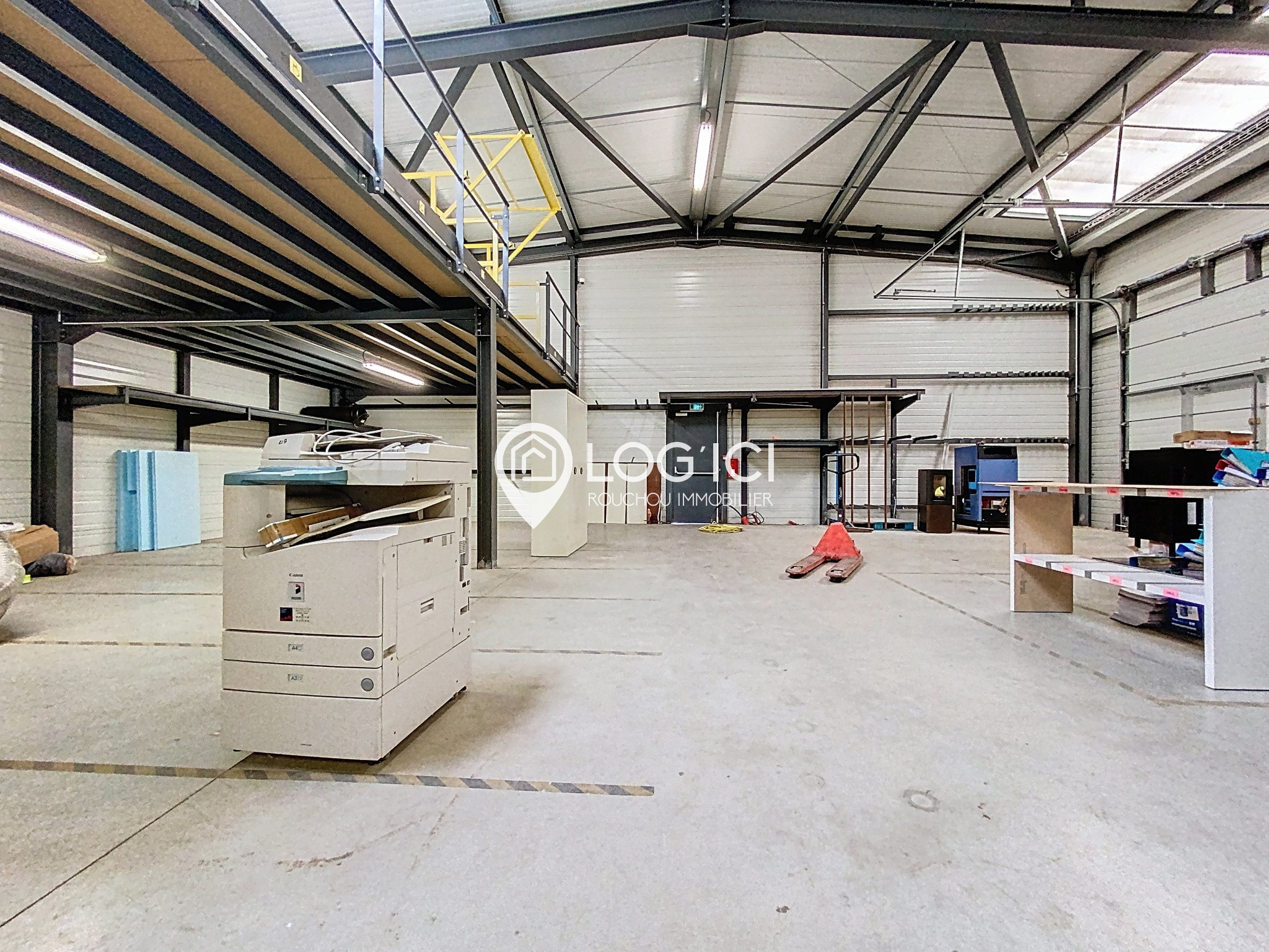 Local commercial / bureau — photo 12
