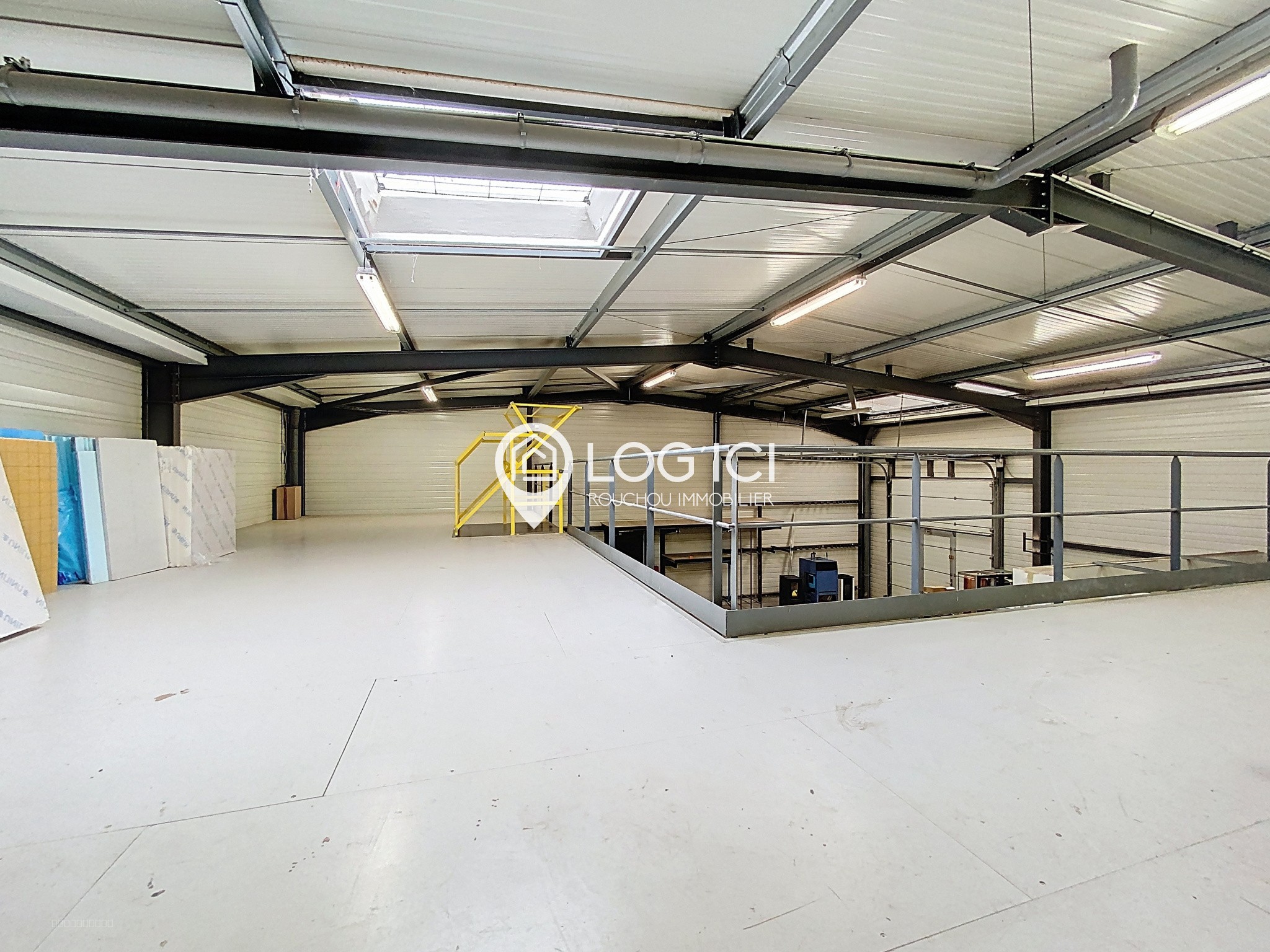 Local commercial / bureau — photo 14