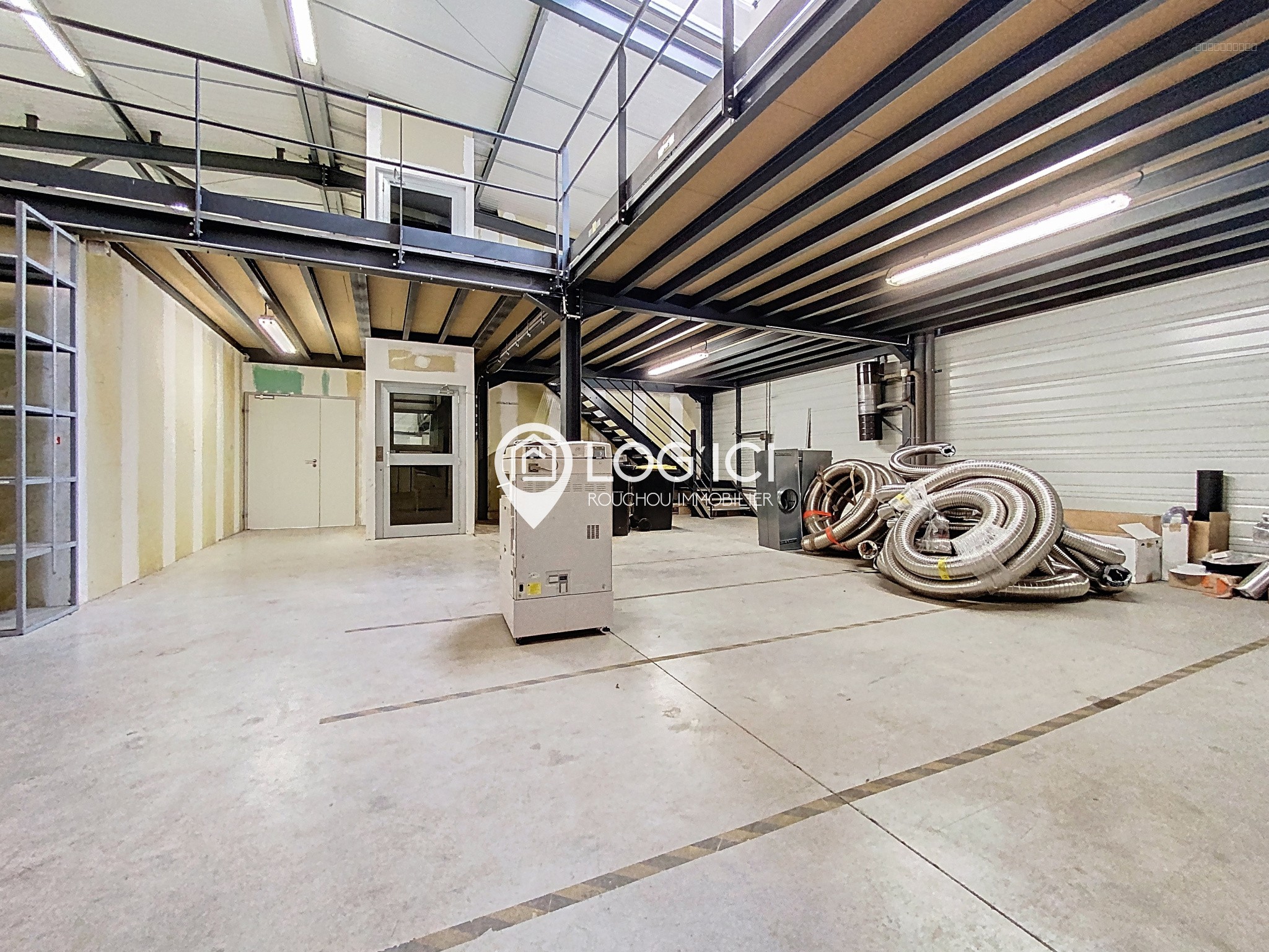 Local commercial / bureau — photo 15