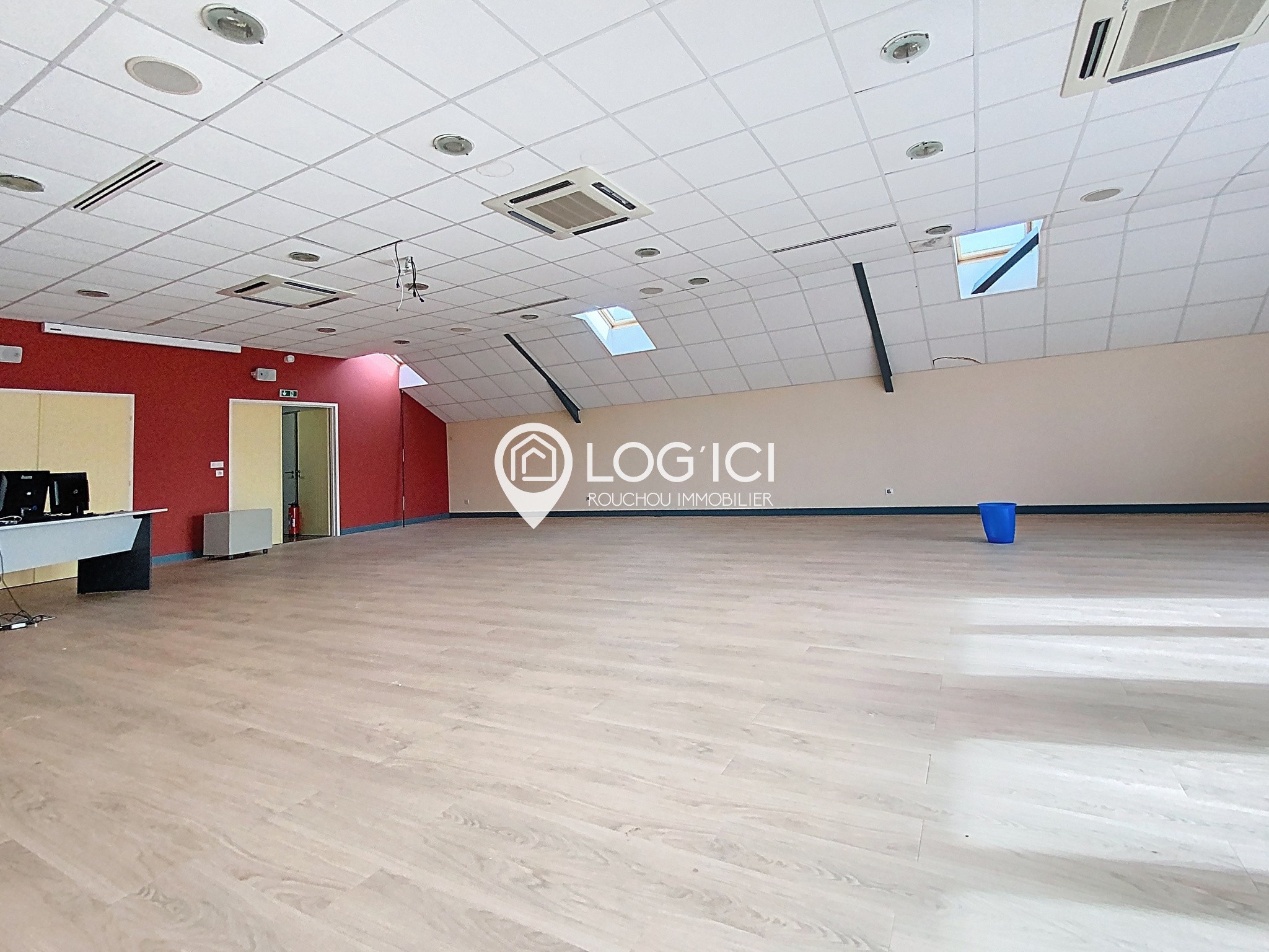 Local commercial / bureau — photo 16