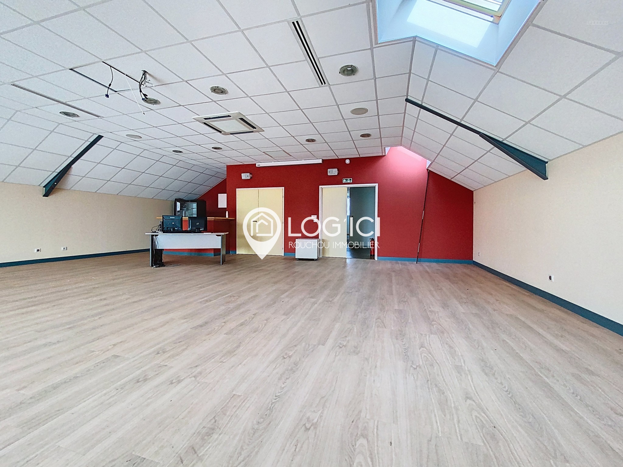 Local commercial / bureau — photo 17
