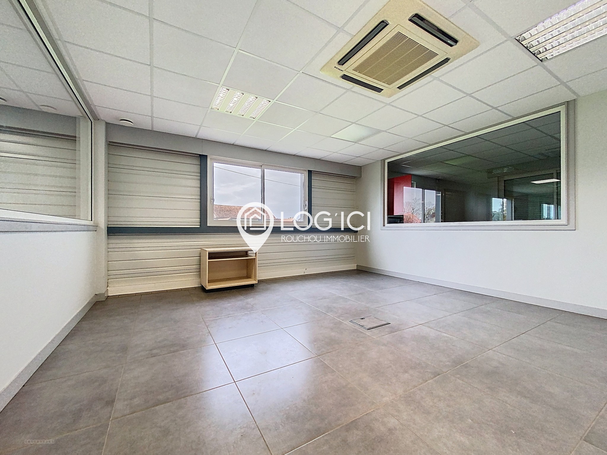 Local commercial / bureau — photo 20