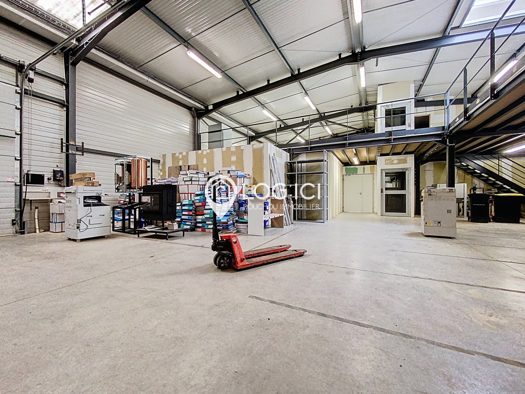 Local commercial / bureau — photo 4