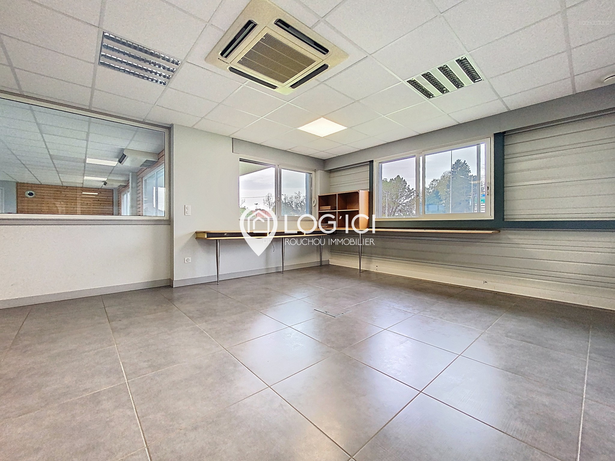 Local commercial / bureau — photo 7