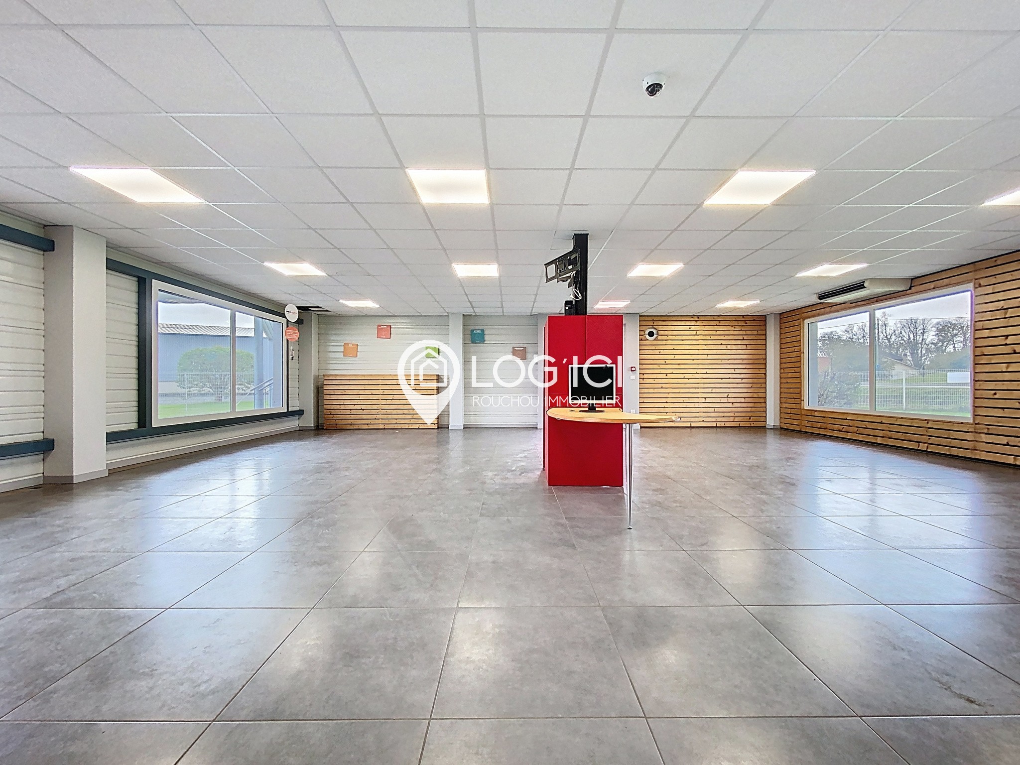 Local commercial / bureau — photo 8
