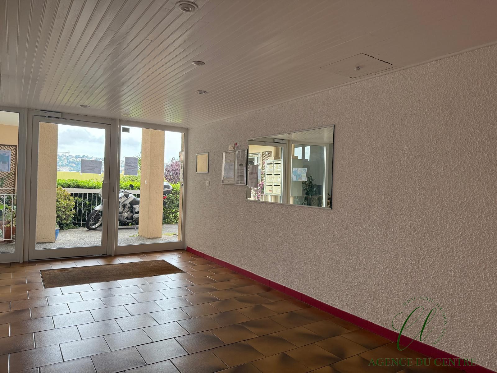 ST LAURENT DU VAR / LES PUGETS — photo 13
