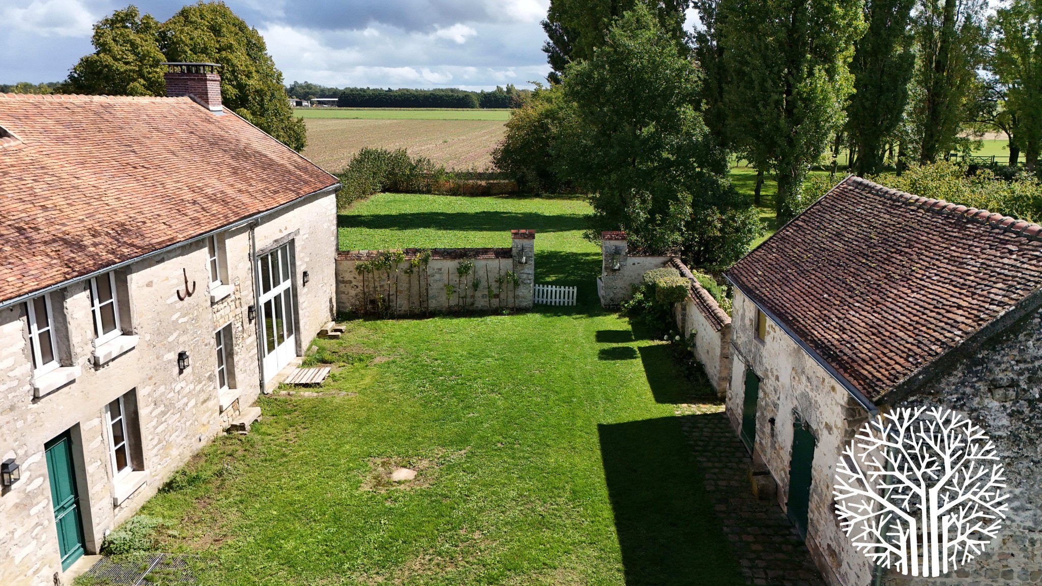 LUXUEUSE LONGÈRE DU XVIIIe SIÈCLE - 1 HECTARE AUX PORTES DE FONTAINEBLEAU — photo 2