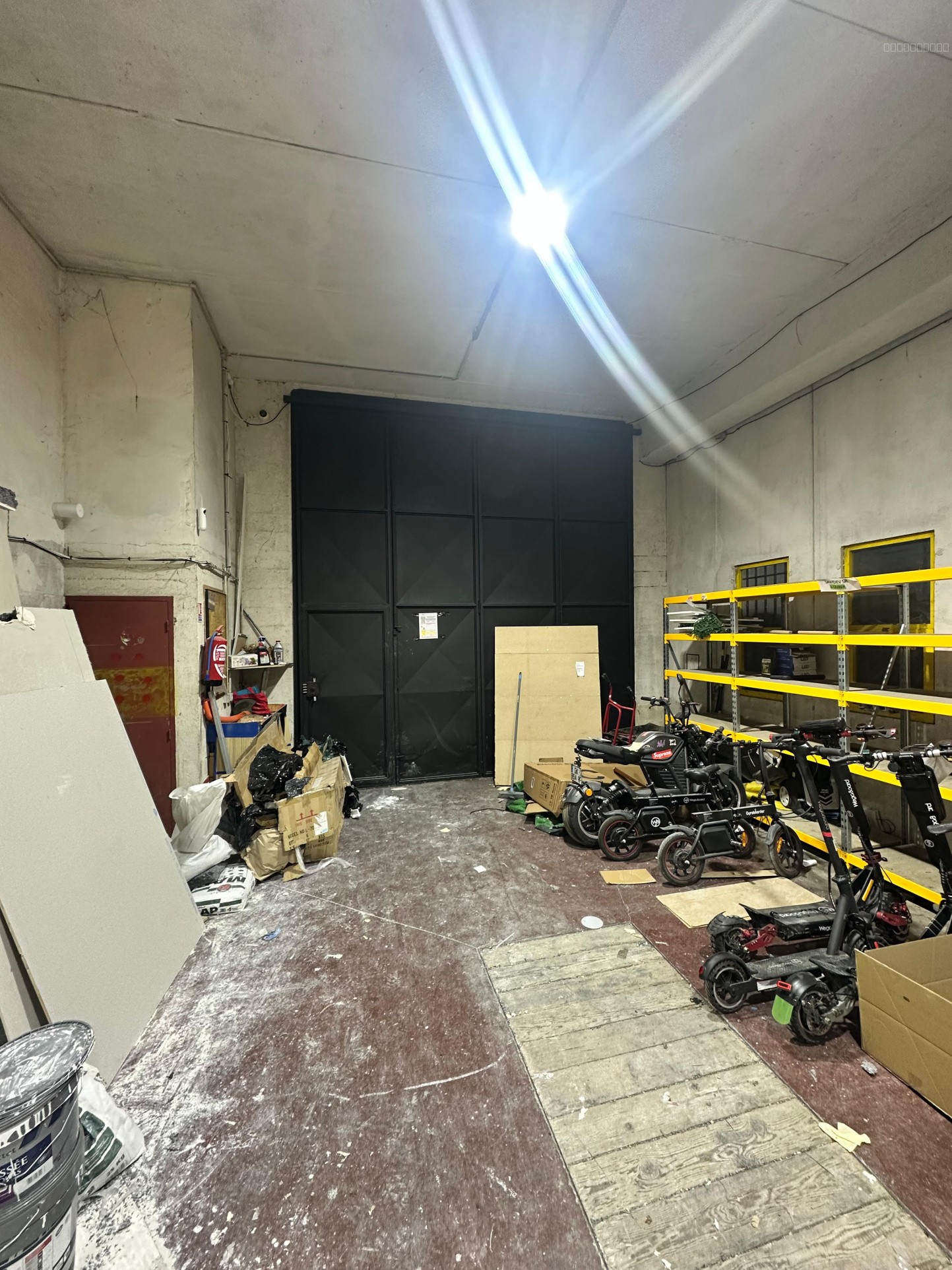 Hangar de stockage 250 m2 avec bureaux à louer — photo 1
