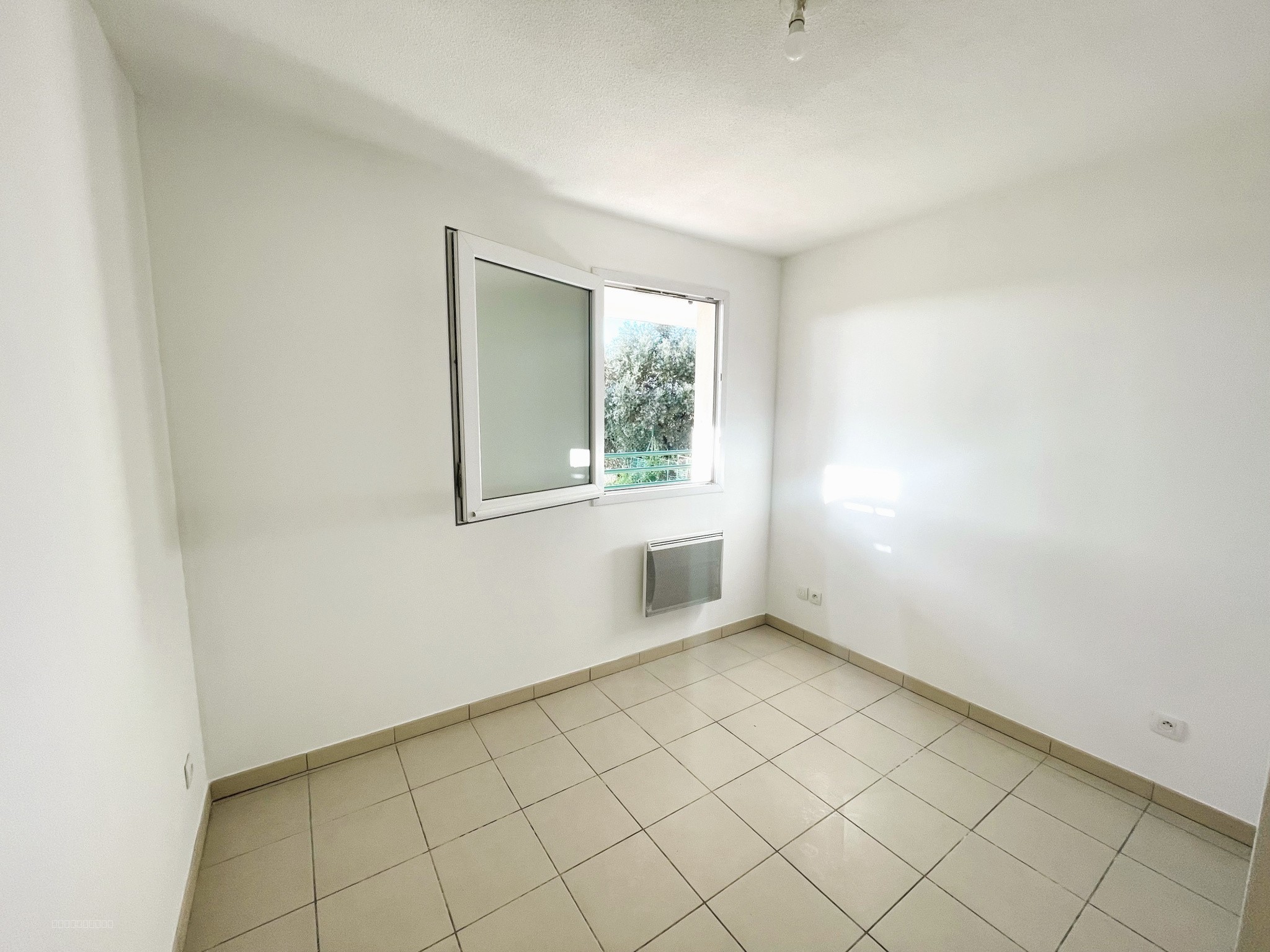 sous offre - T3 récent terrasse en rez de jardin + parkings — photo 6