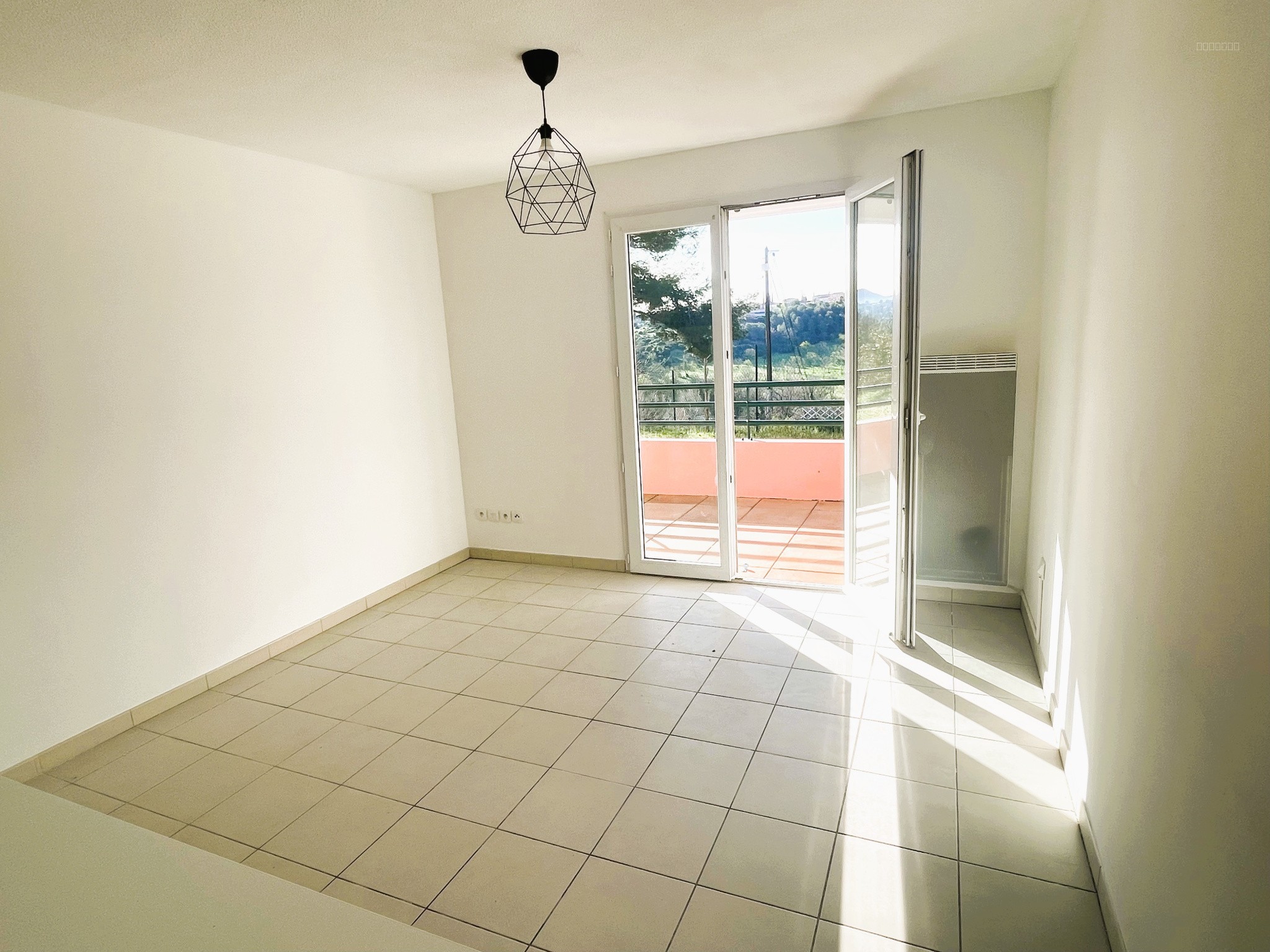 sous offre - T3 récent terrasse en rez de jardin + parkings — photo 3