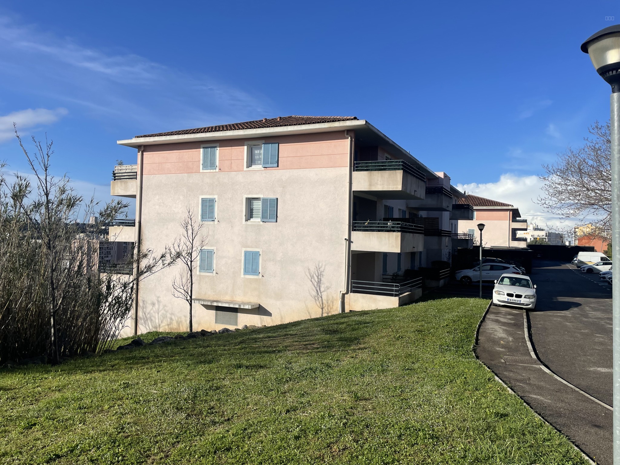 sous offre - T3 récent terrasse en rez de jardin + parkings — photo 11