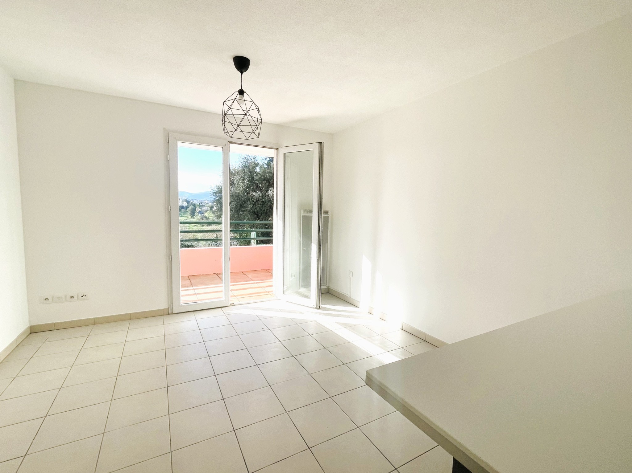 sous offre - T3 récent terrasse en rez de jardin + parkings — photo 2
