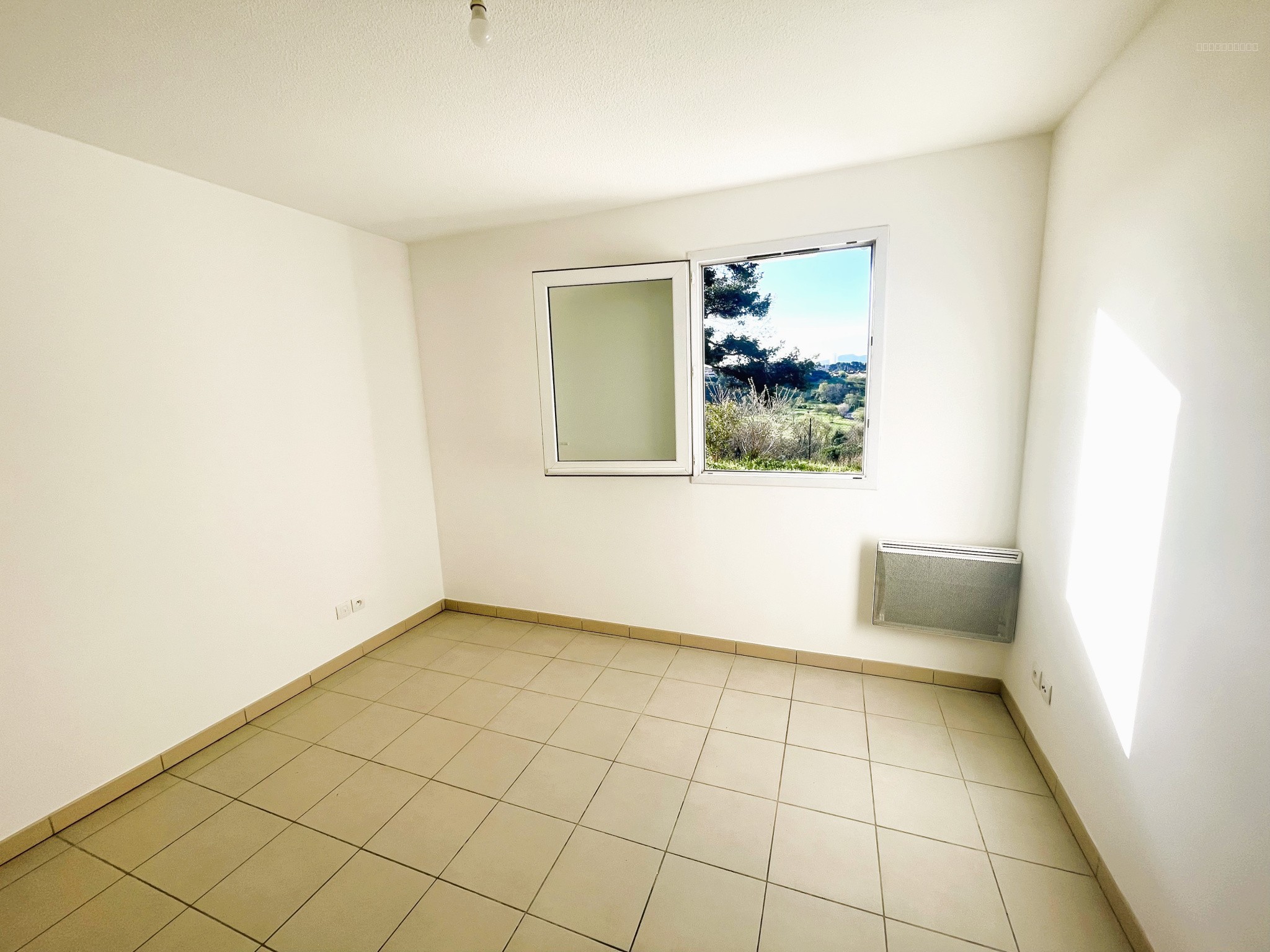 sous offre - T3 récent terrasse en rez de jardin + parkings — photo 5