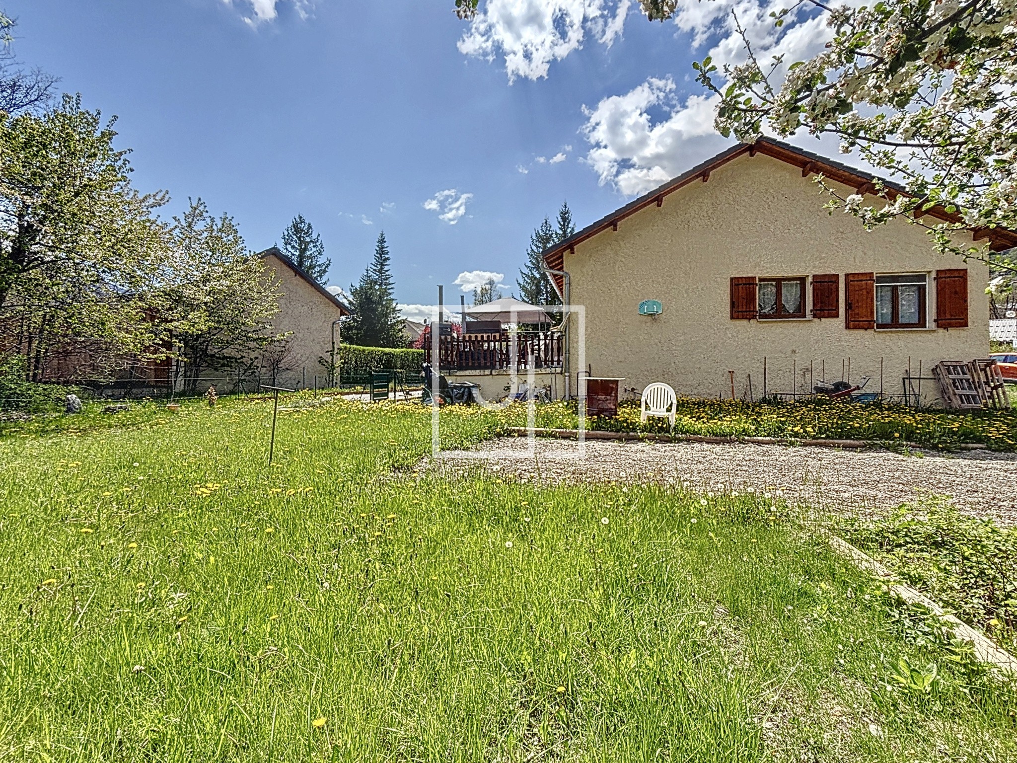Maison T5 à acheter avec terrasse et jardin à Jausiers — photo 2