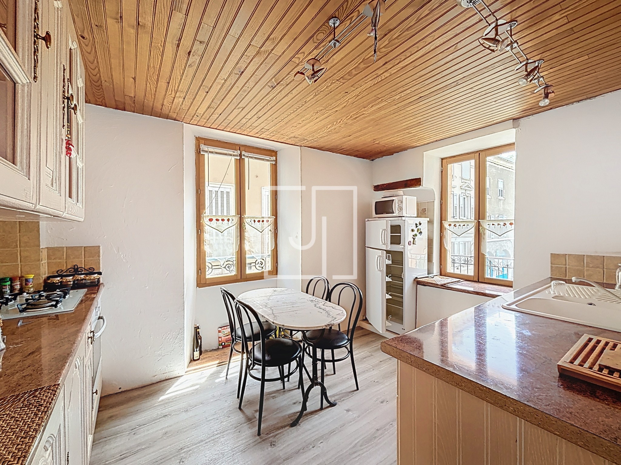 À VENDRE   Appartement 3 chambres avec balcon, cave et grenier   70 m2   Jausiers (04) — photo 6